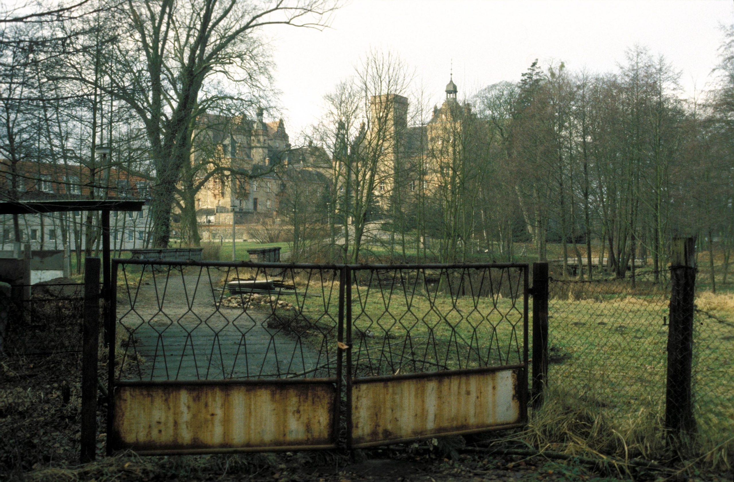 Verrostetes Einfahrtstor zum Schlosspark, 1991. Foto: Imago/Werner Schulze
