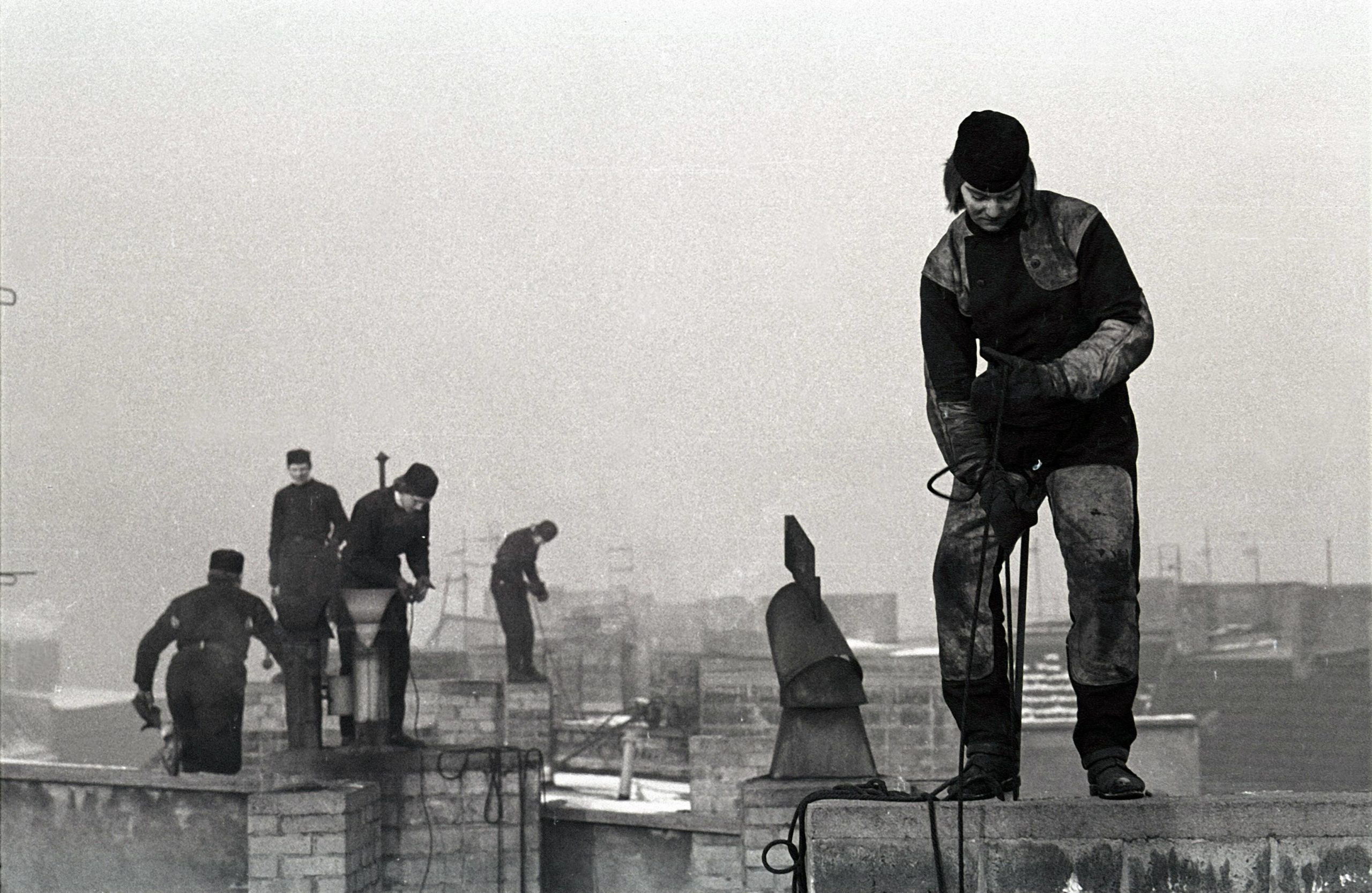 Schornsteinfeger auf den Dächern Berlins, 1978. Foto: Imago/Werner Schulze