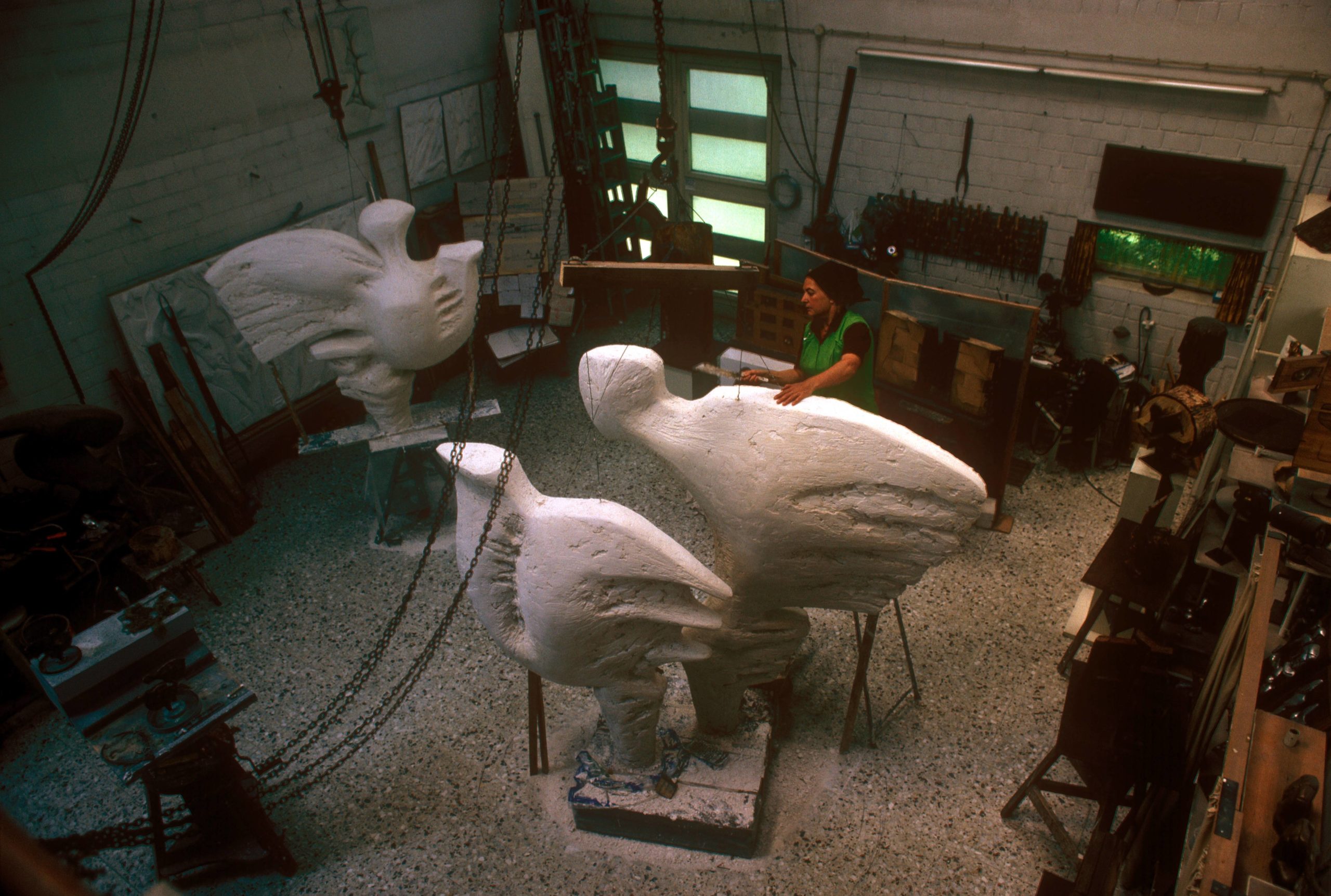 Ursula Hanke Förster arbeitet an der Brunnenfigur "Die Vögel" in ihrem Atelier in Berlin, 1986. Foto: Imago/Günter Schneider