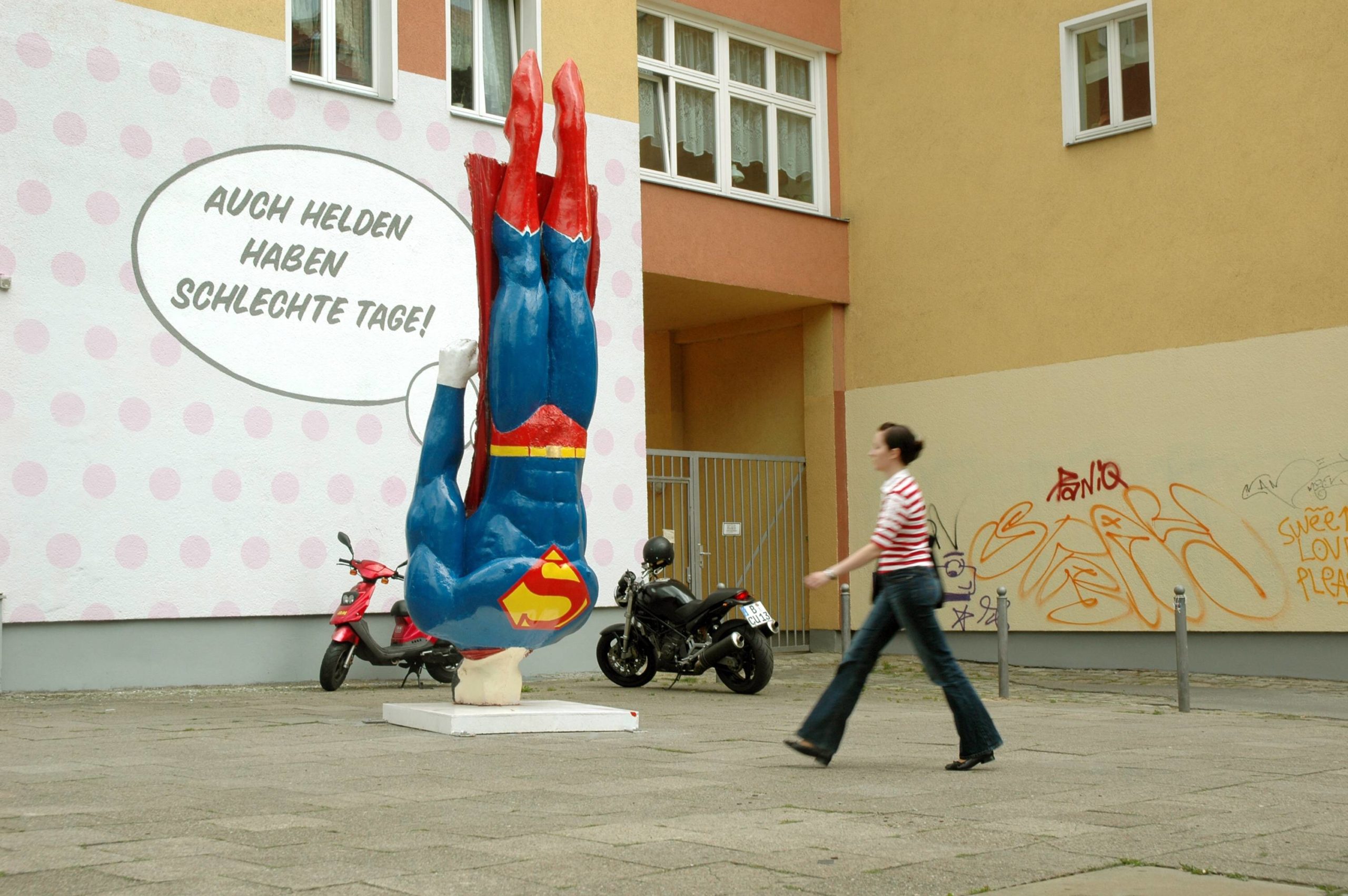 Superhelden in Berlin: Auch Helden haben schlechte Tage – Abgestürzter Superman. Kunstprojekt von Marcus Wittmers in der Kastanienallee, 2006. Foto: Imago/Steinach