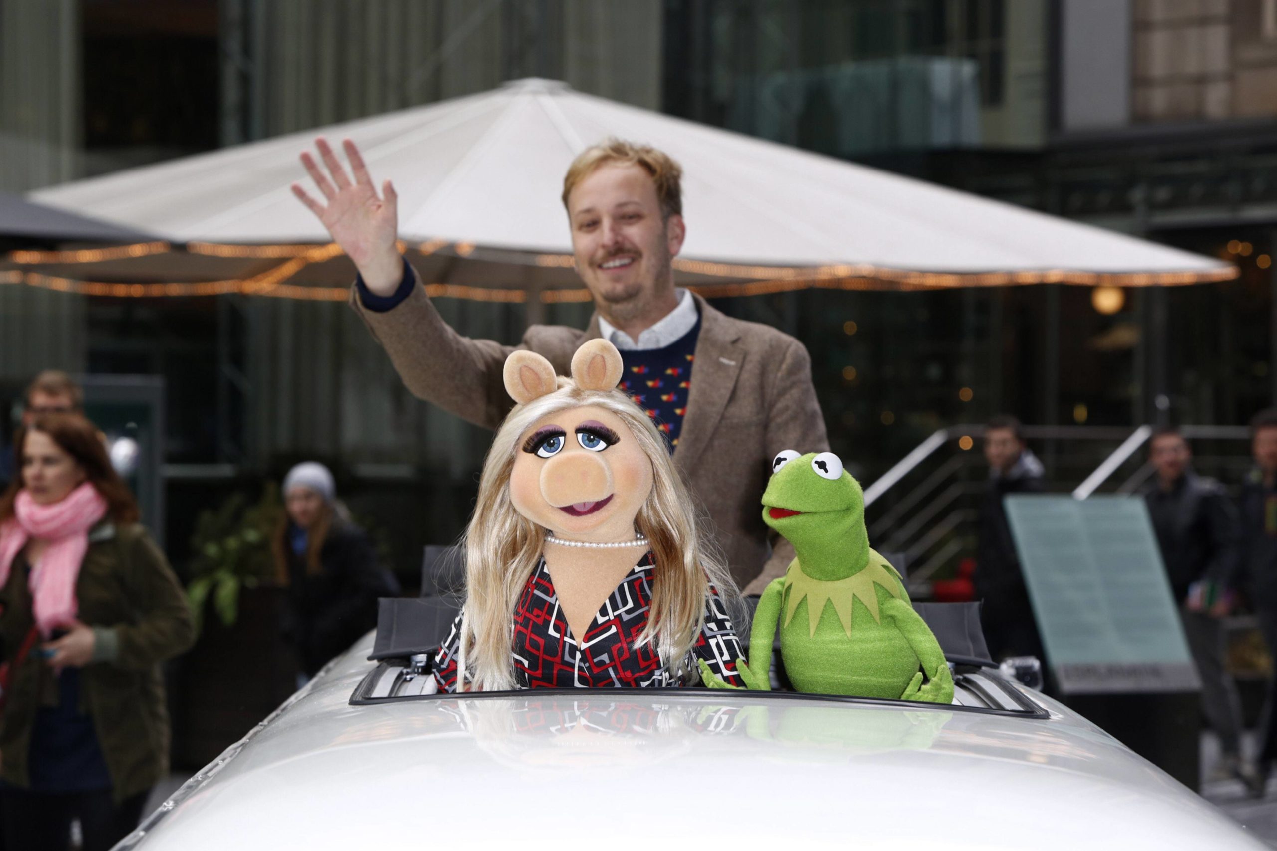 "Muppets Most Wanted" – Miss Piggy und Kermit mit dem Regisseur James Bobin am Potsdamer Platz, 2014. Foto: Imago/APress