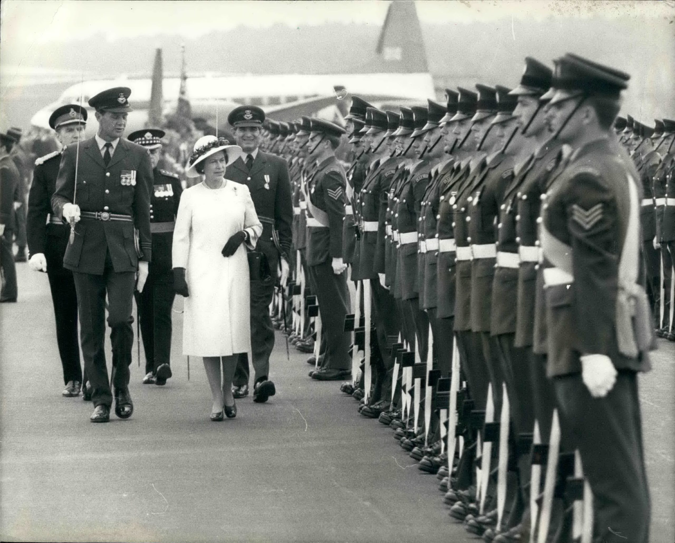 Die Queen besucht im Mai 1978 West-Berlin und wird von britischen Truppen auf dem Flughafen Gatow begrüßt. Foto: Imago/Zuma/Keystone