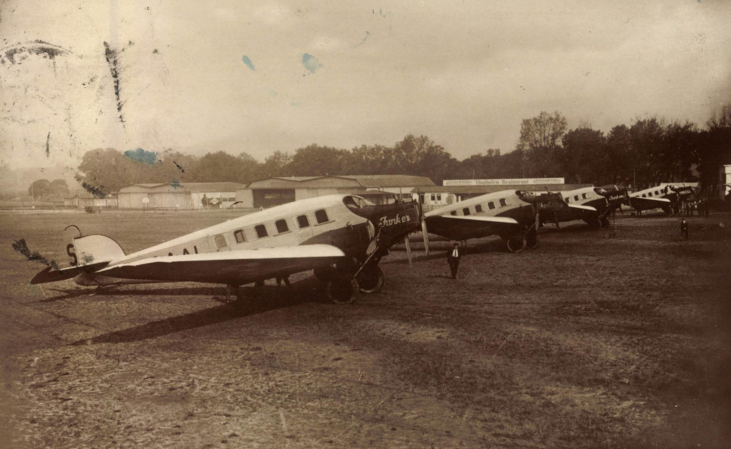 Flugzeuge vom Typ Junkers G 23 auf dem Flughafen Tempelhof, 1927. Foto: Imago/Arkivi