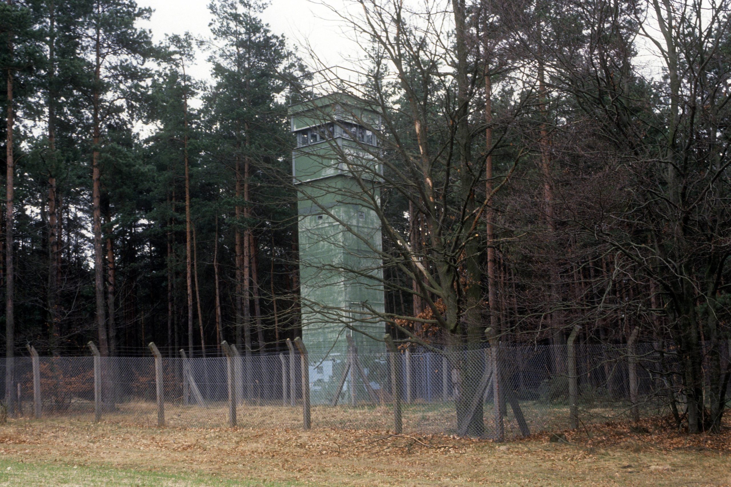 Brandenburg in den 1990er-Jahren: Wachturm im Wald bei Prenden, 1991. Foto: Imago/Rex Schober