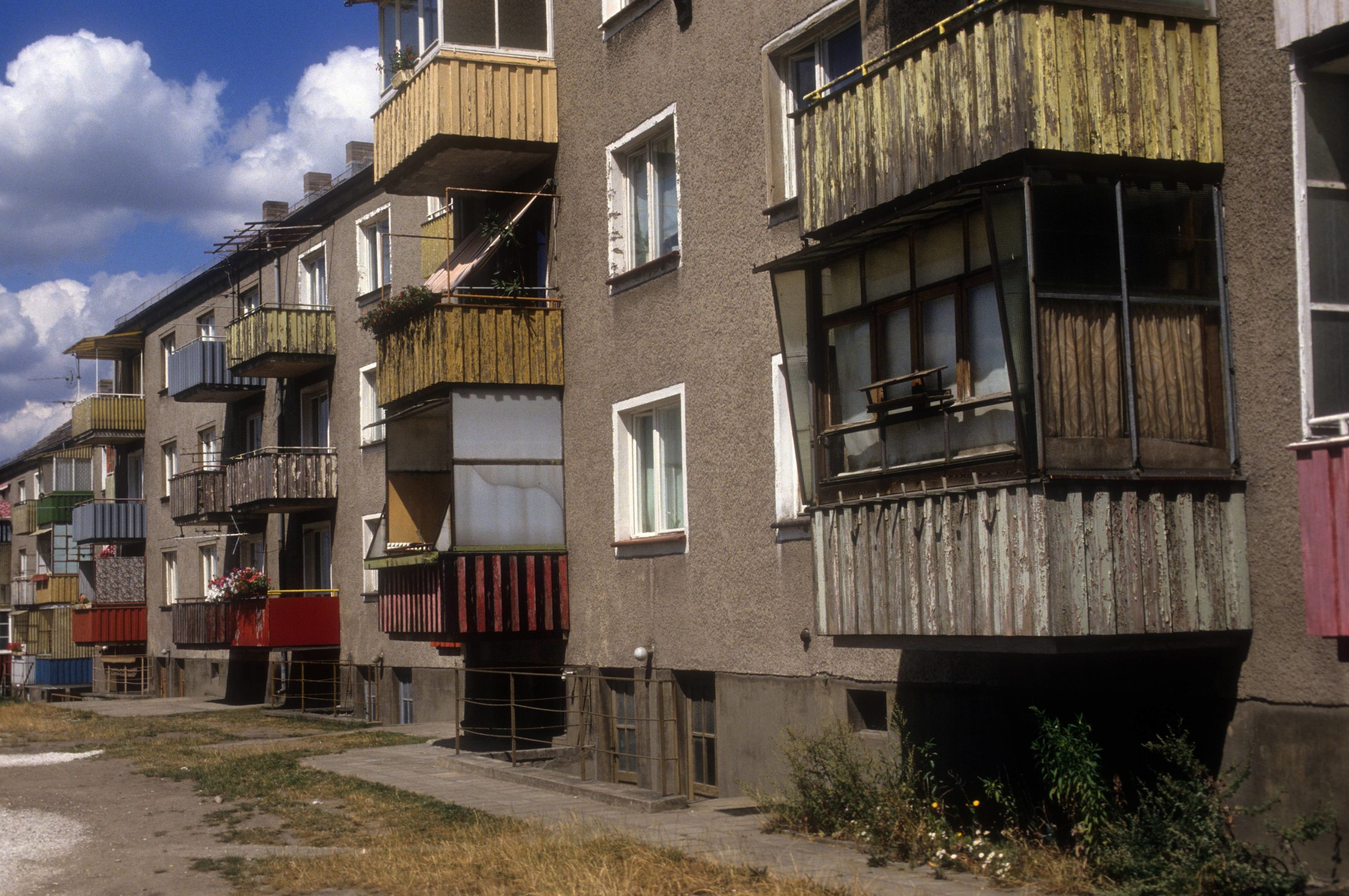 Heruntergekommene Häuser in Rüdersdorf bei Berlin, 1991. Foto: Imago/Rex Schober