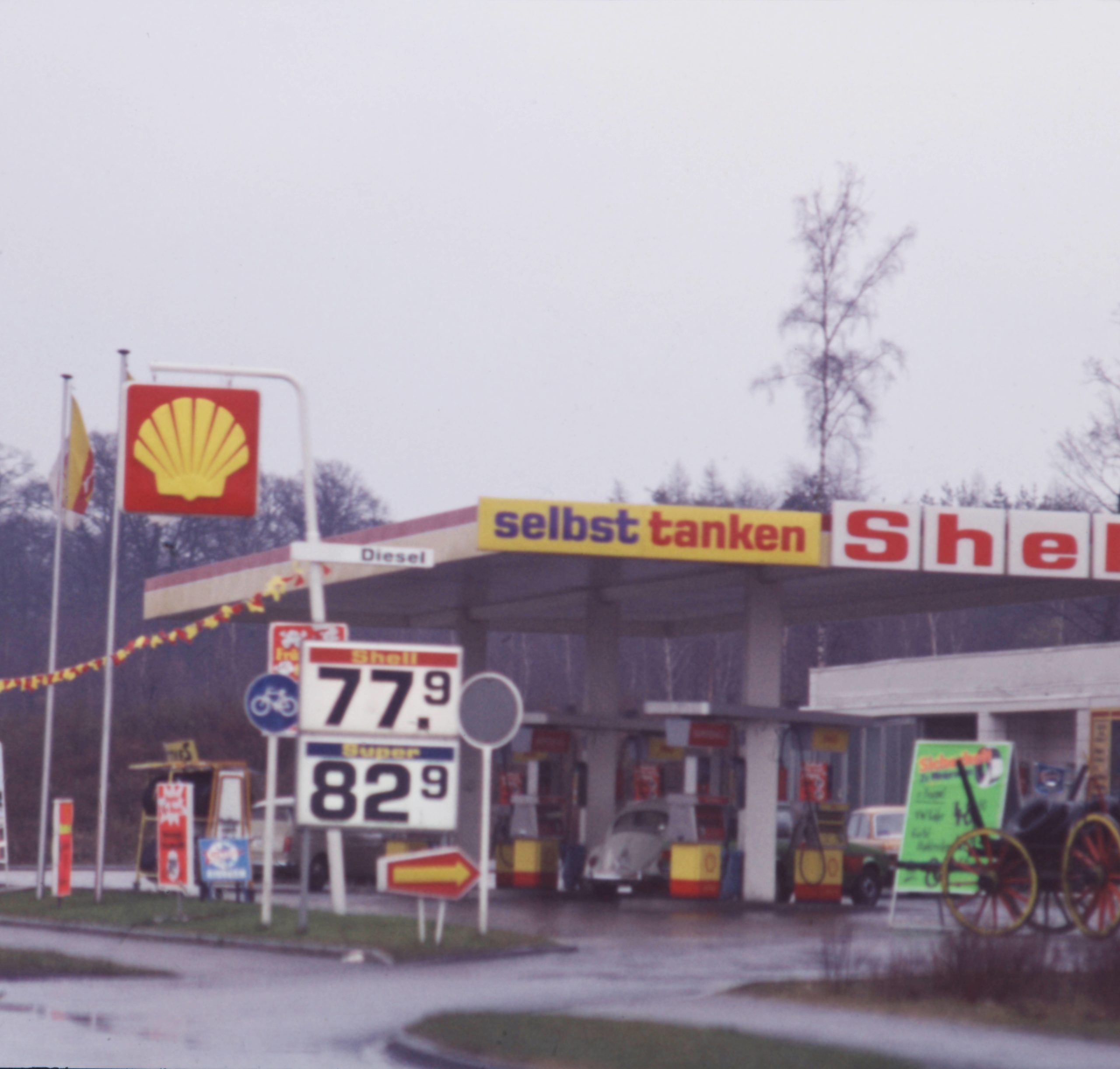 Shell-Tankstelle an der selbst getankt wurde, Ende der 1970er-Jahre. Foto: Imago/Serienlicht