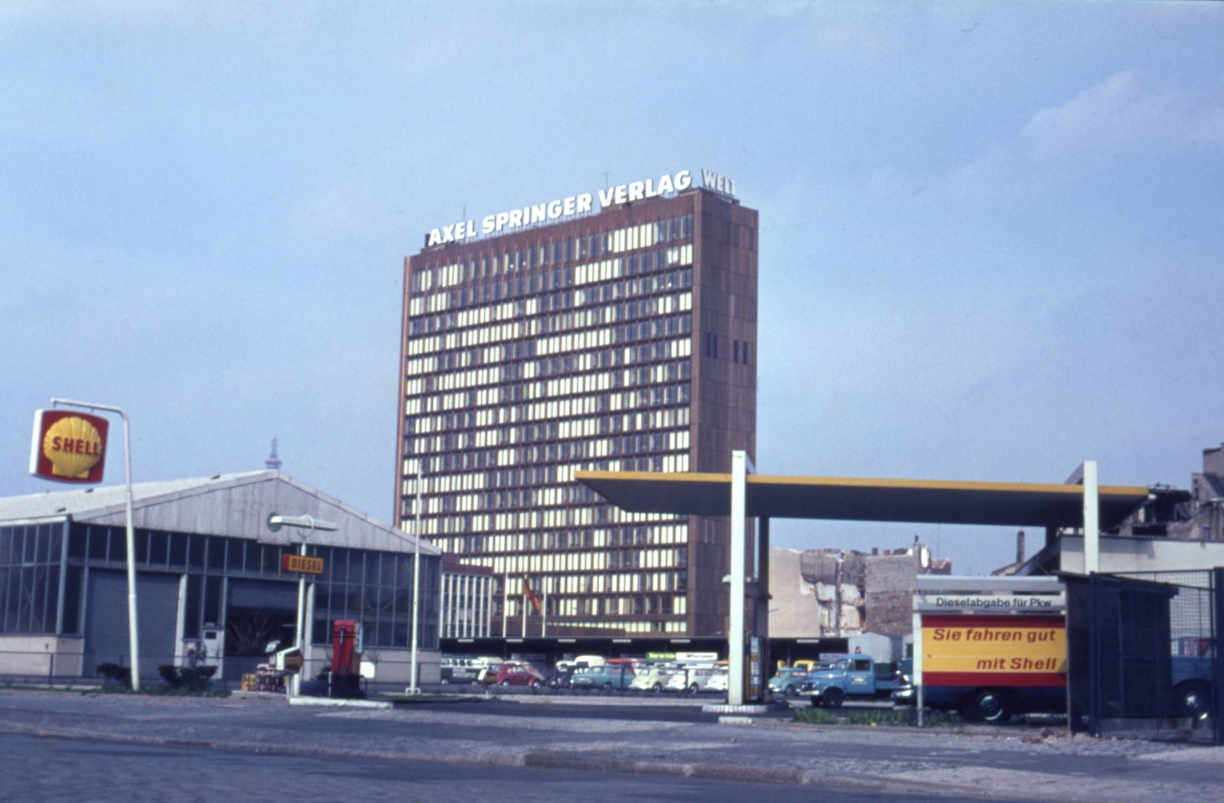 Axel Springer Hochhaus mit Shell Tankstelle, Berlin um 1966. Foto: Imago/Serienlicht