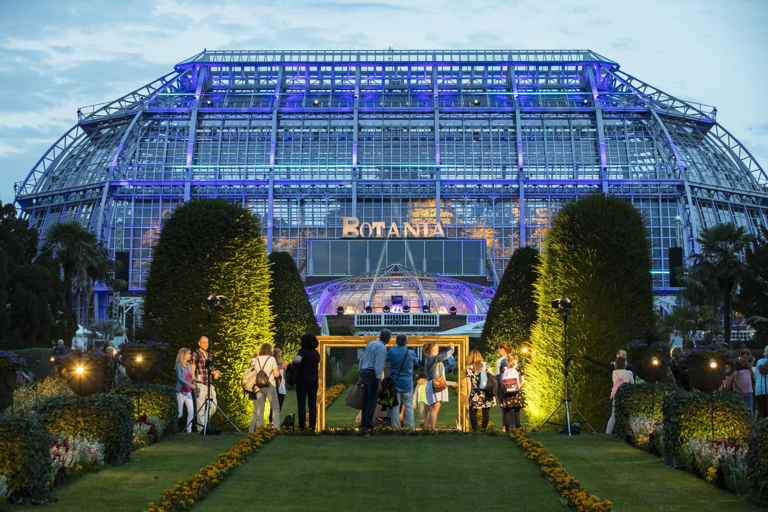 Veranstaltungen Juli Berlin Die Botanische Nacht bietet Lichterglanz und Spaß – auch schon für die Allerkleinsten.