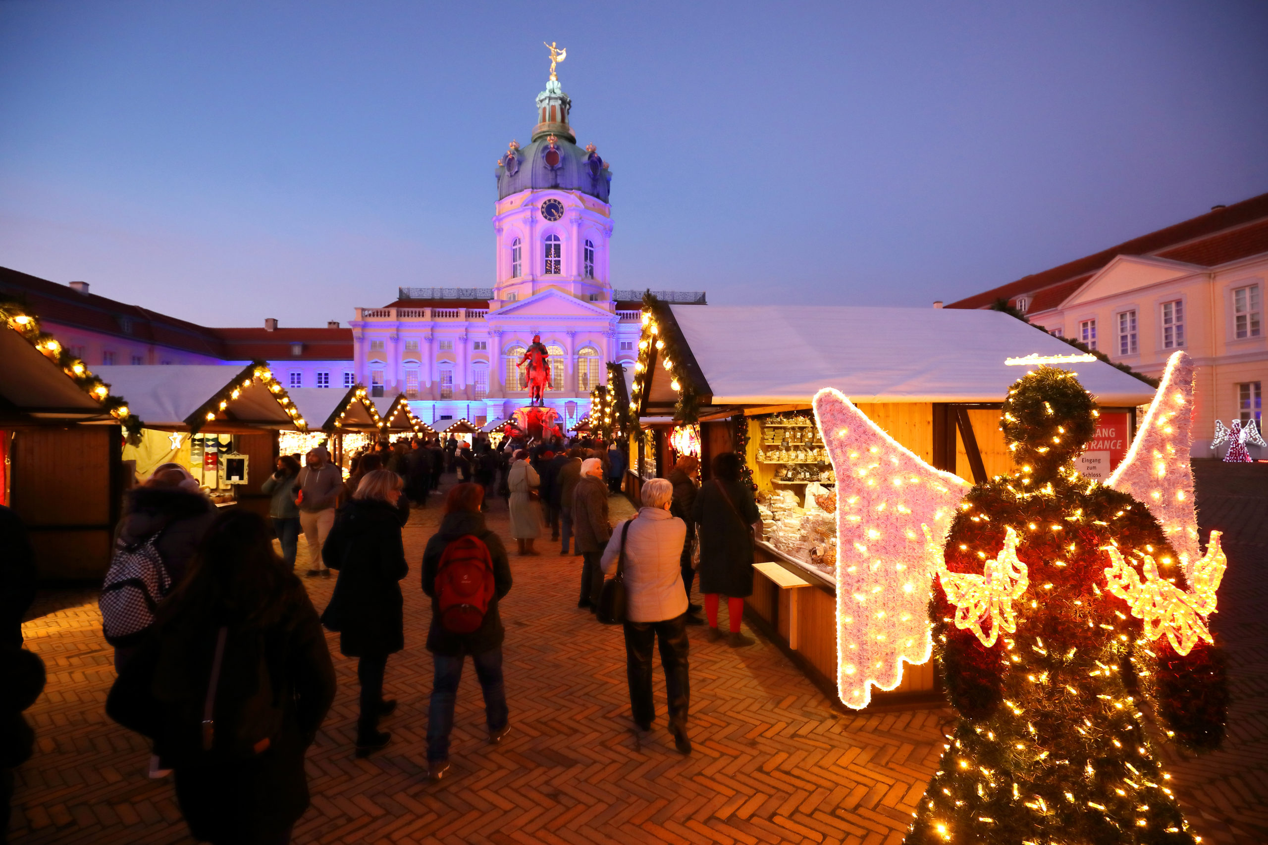 Der Weihnachtsmarkt vor dem Schloss Charlottenburg findet vor einer magischen Kulisse statt.