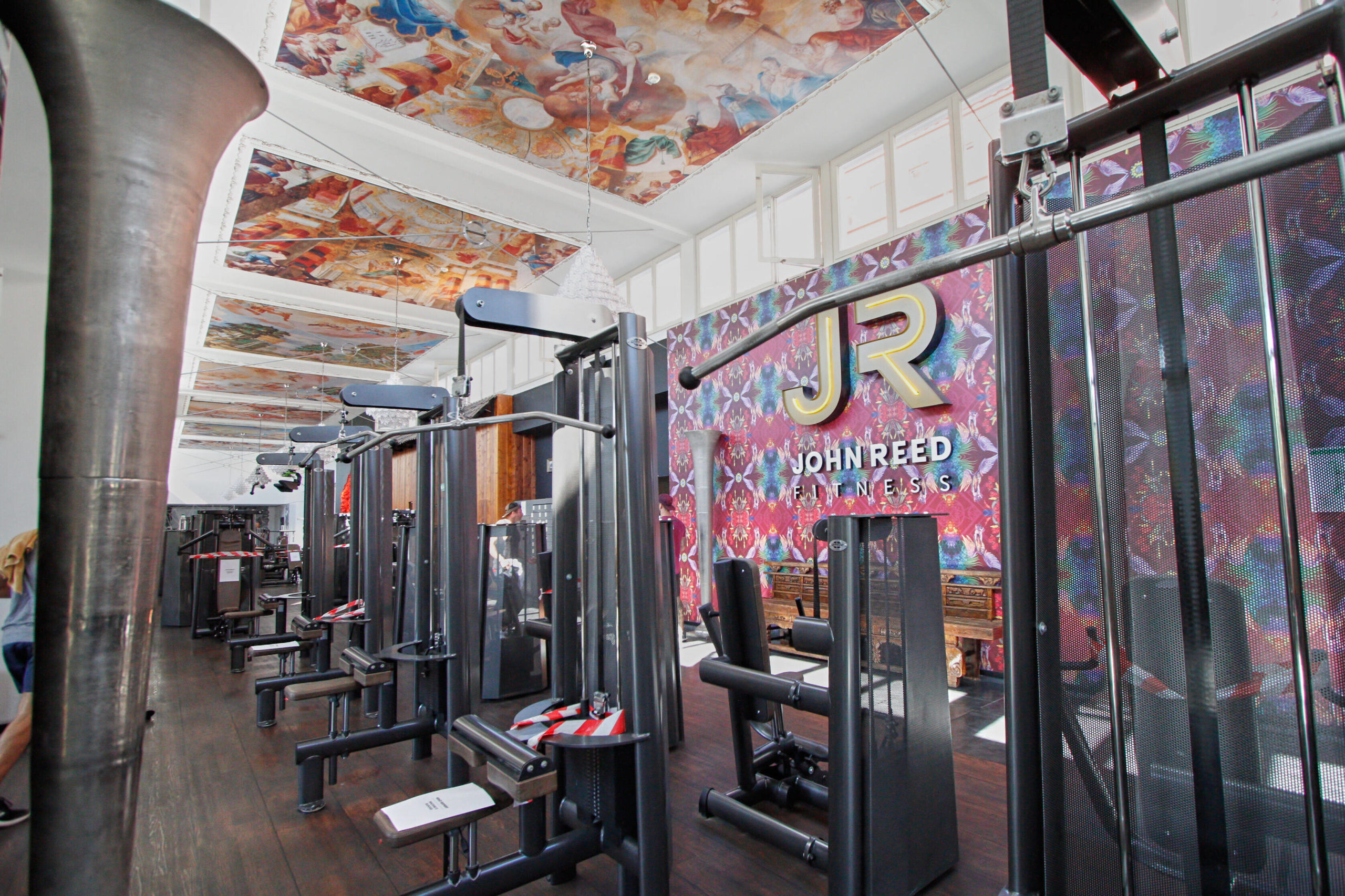Fitnessstudios in Berlin Alle Filialen von John Reed sind bunt und individuell gestaltet und mit modernen Fitnessgeräten ausgestattet.
