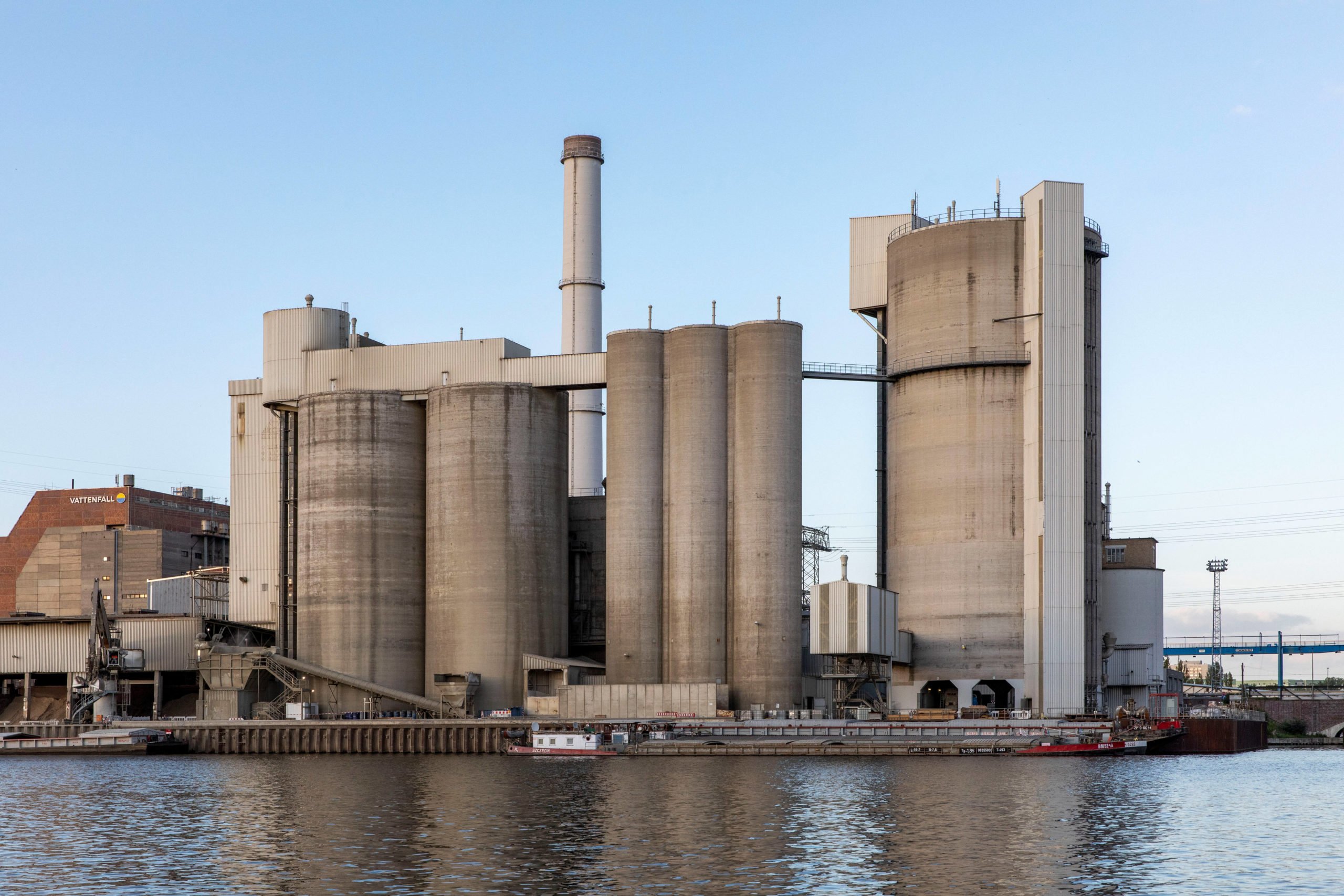 Der graue Riese in Rummelsburg – das Spenner Zementwerk ist ein Beispiel für Industriearchitektur in Berlin. Foto: Imago/Christian Thiel