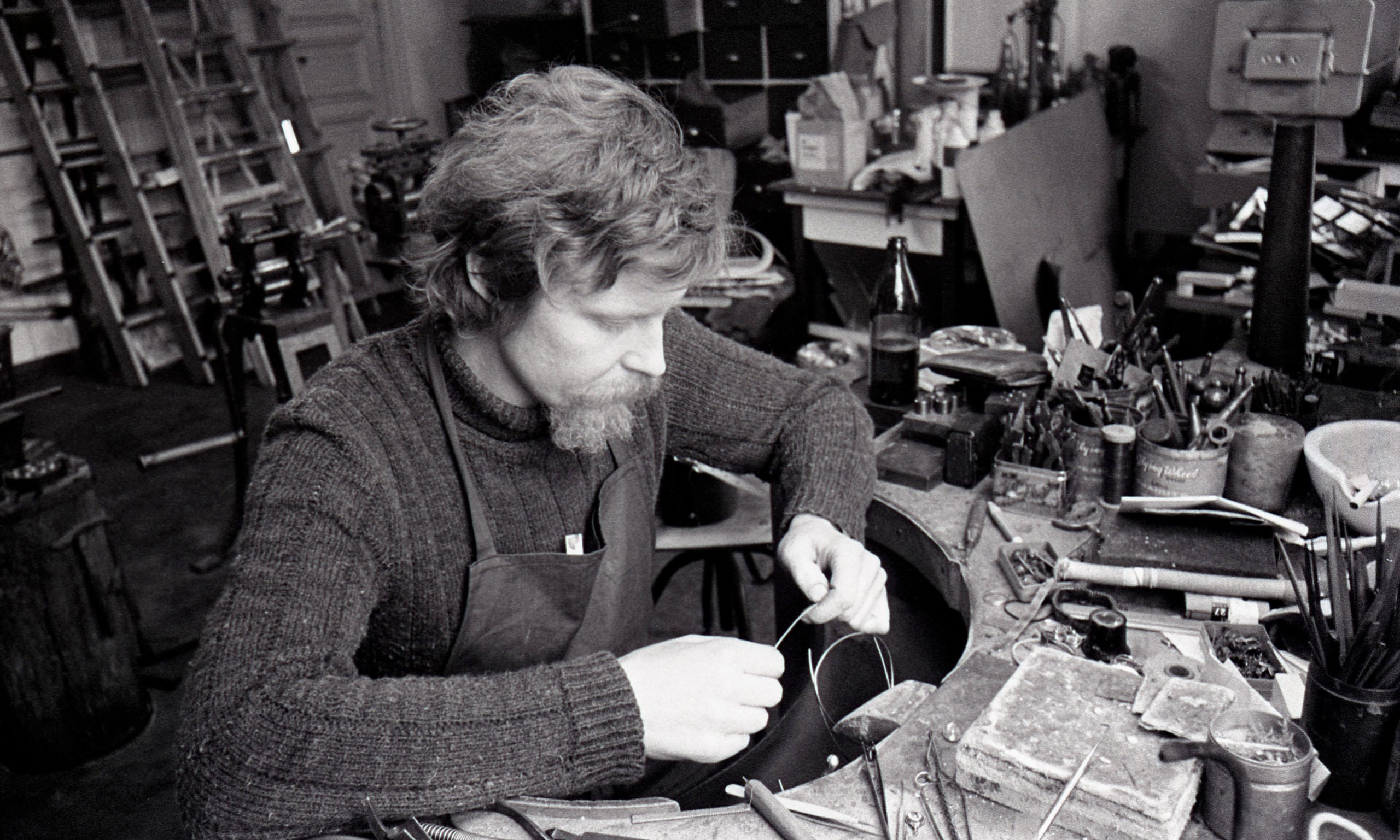 Goldschmied bei der Arbeit, 1980. Foto: Imago/Frank Sorge