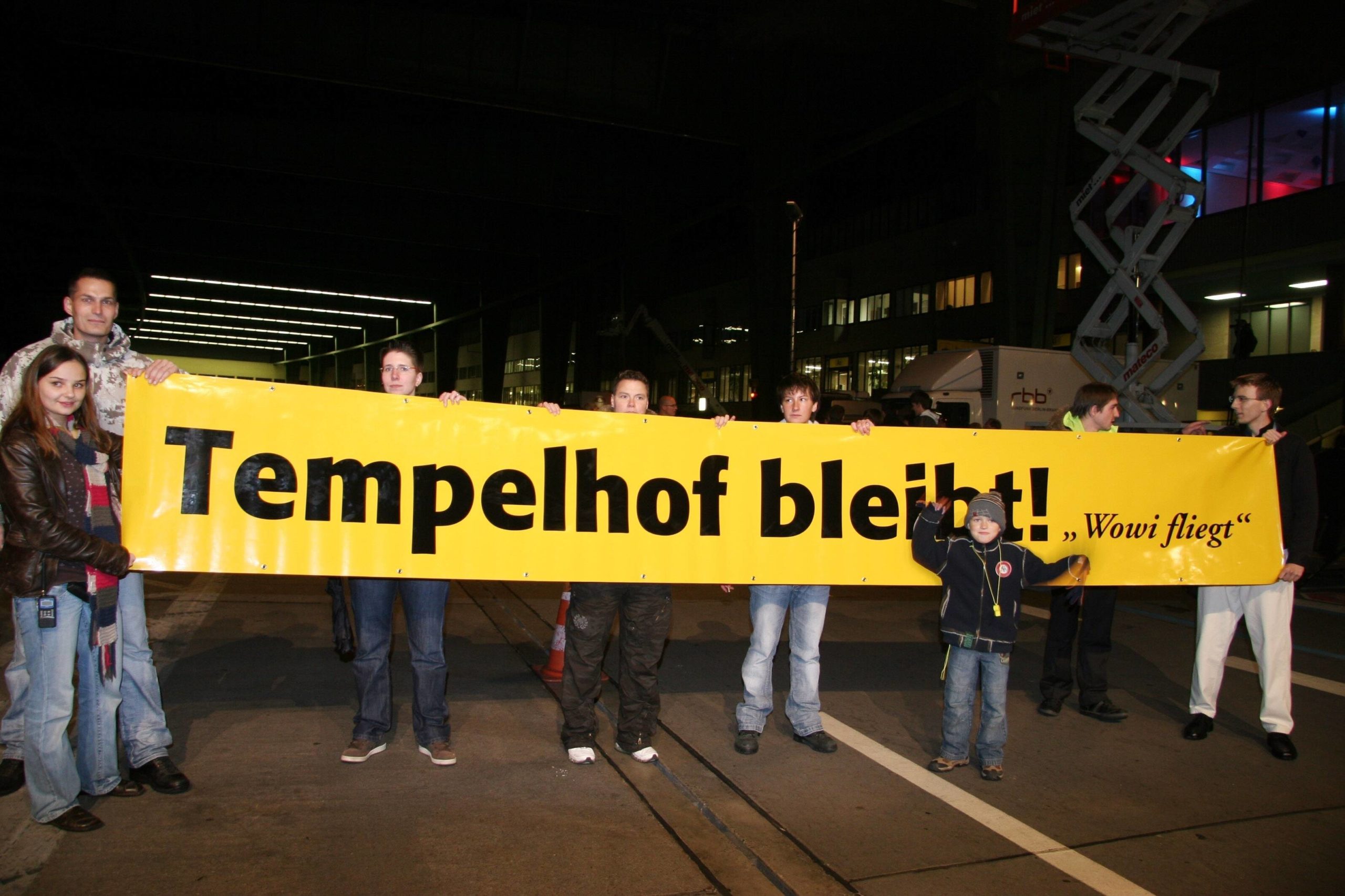 Geschichte Berliner Flughäfen: Protestaktion gegen die Schließung des Flughafens Tempelhof, 2008. Foto: Imago/Eventpress/Müller