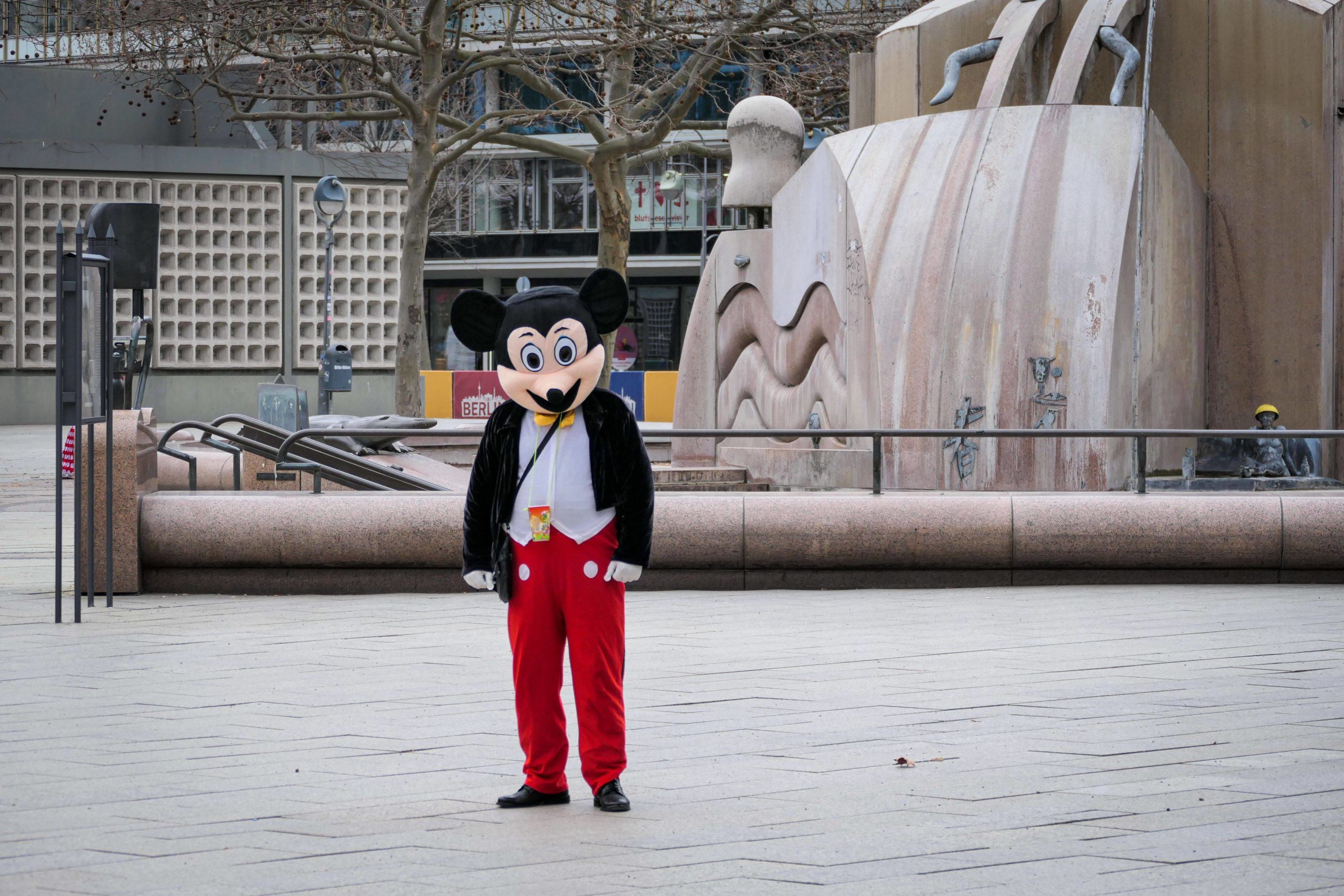 Mickey Mouse am Breitscheidplatz am 16. März 2021. Foto: Imago/Stefan Zeitz