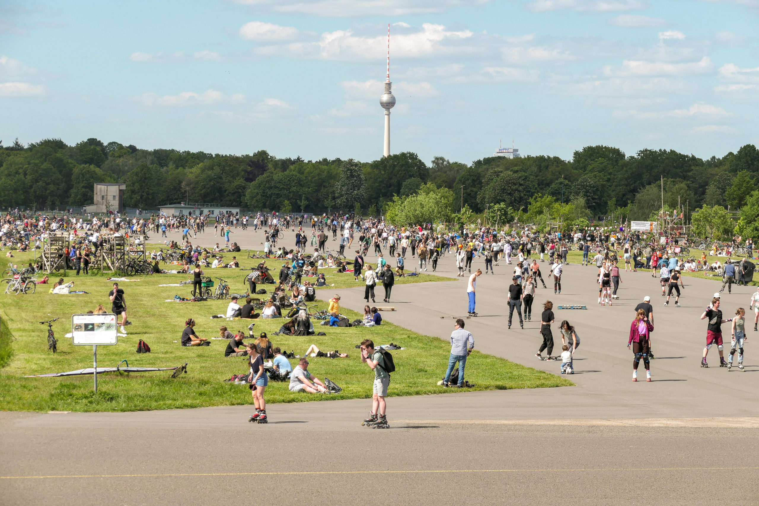 Parks in Berlin Auf dem Tempelhofer Feld trifft sich bei schönem Wetter die ganze Stadt.
