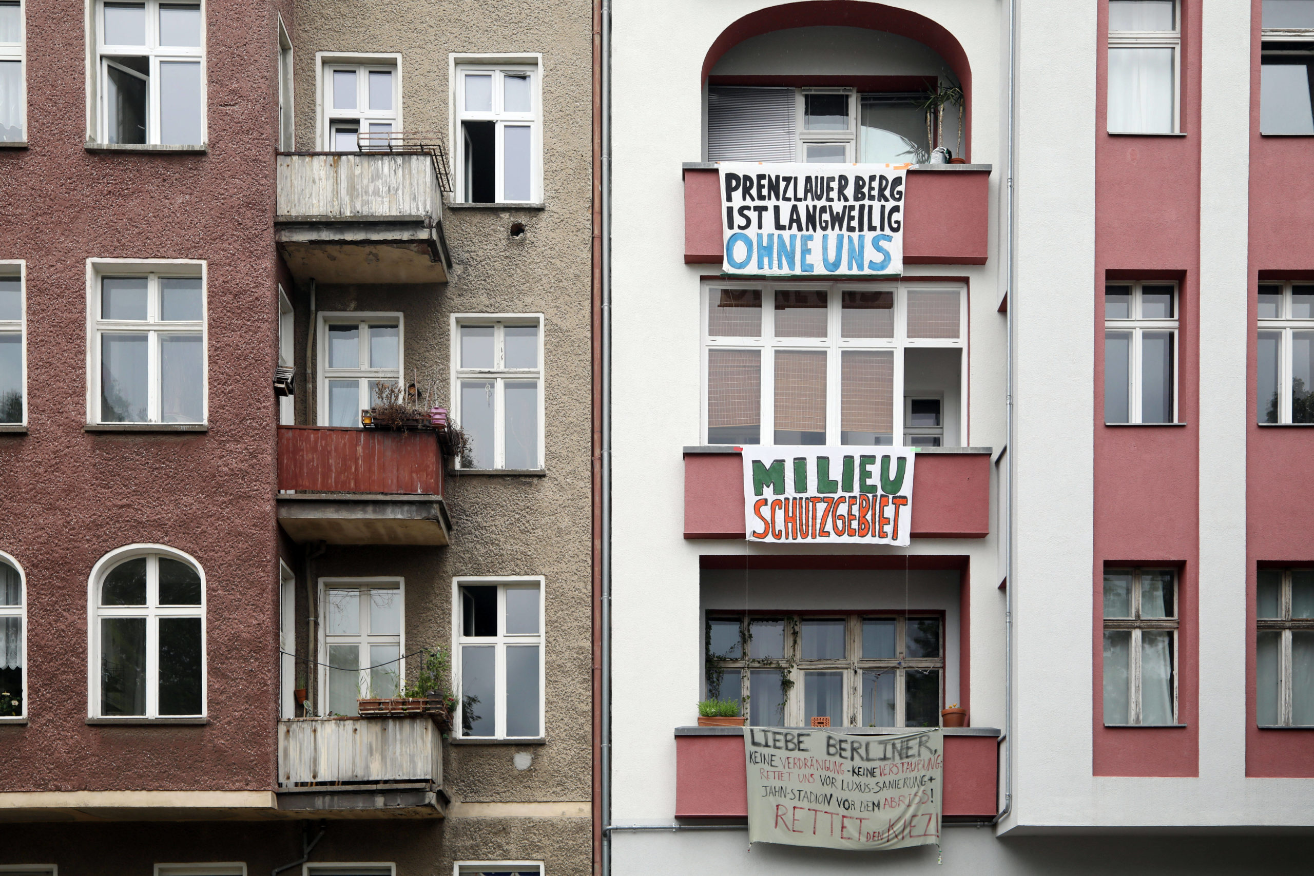 Mieterprotest gegen den Verkauf ihres Mietshauses. Foto: Imago/Sabine Gudath
