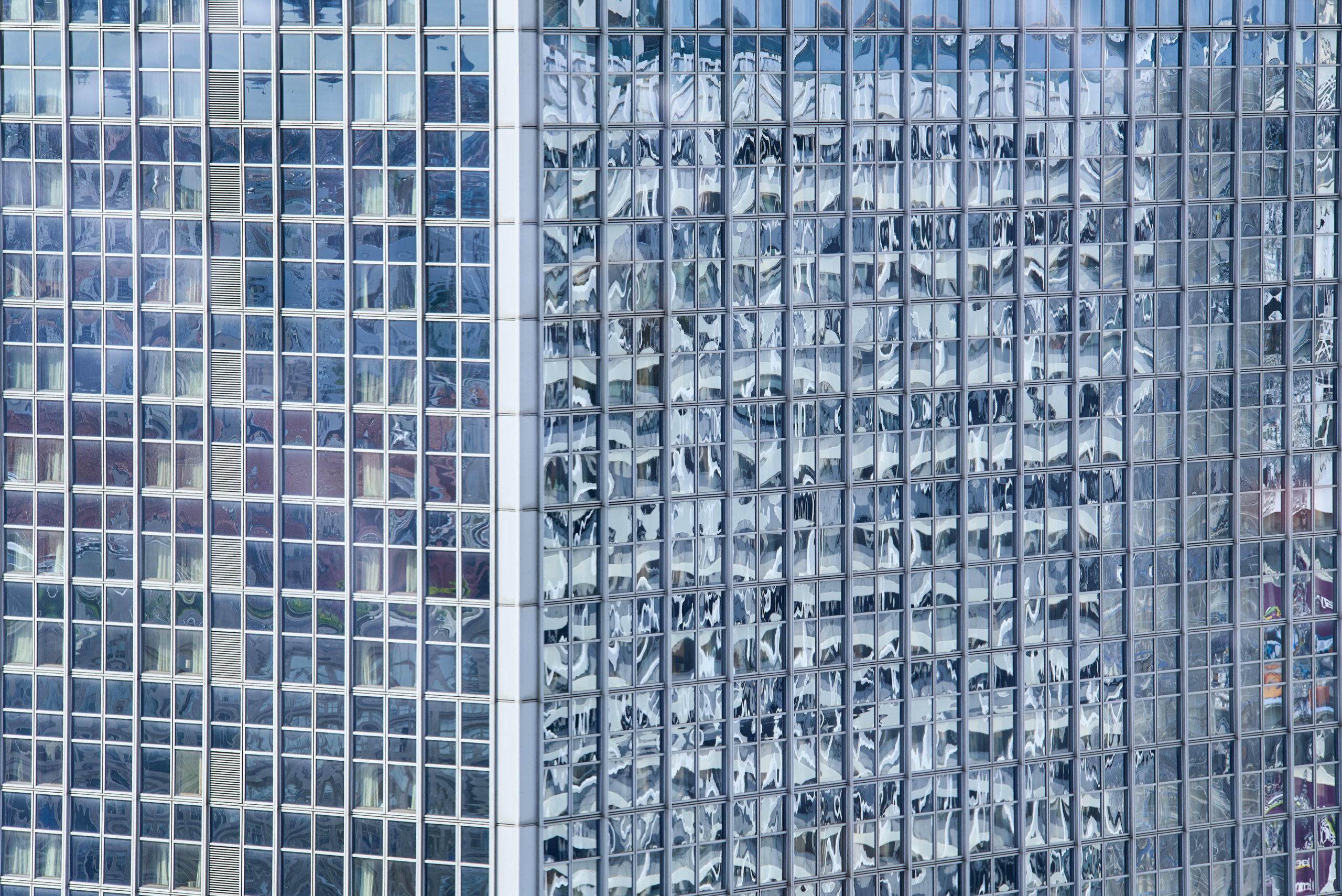 Berlin Fassaden: Glasfassade des Hotels Park Inn am Alexanderplatz. Foto: Imago/Snapshot Photography/F. Boillot