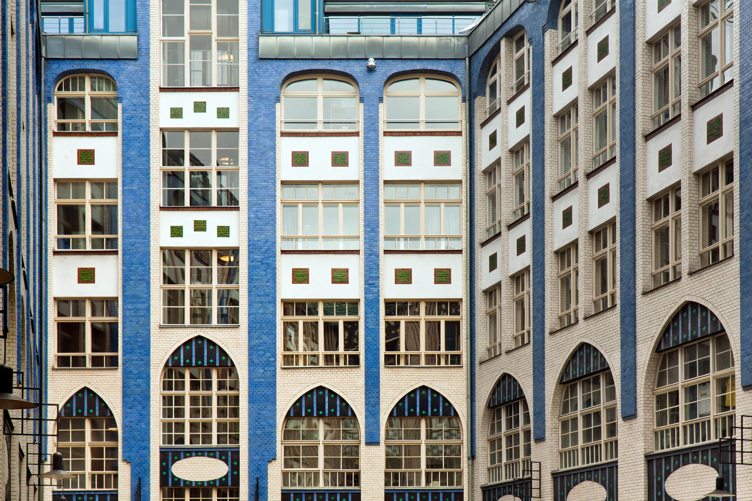Berlin Fassaden: Fliesen und Spitzbögen in den Hackeschen Höfen. Foto: Imago/Shotshop
