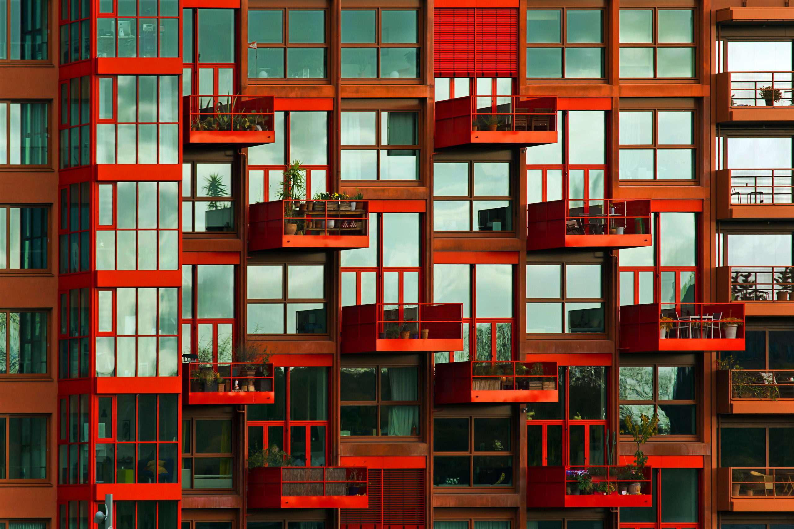 Markantes Wohnhaus mit roter Fassade. Foto: Imago/Shotshop