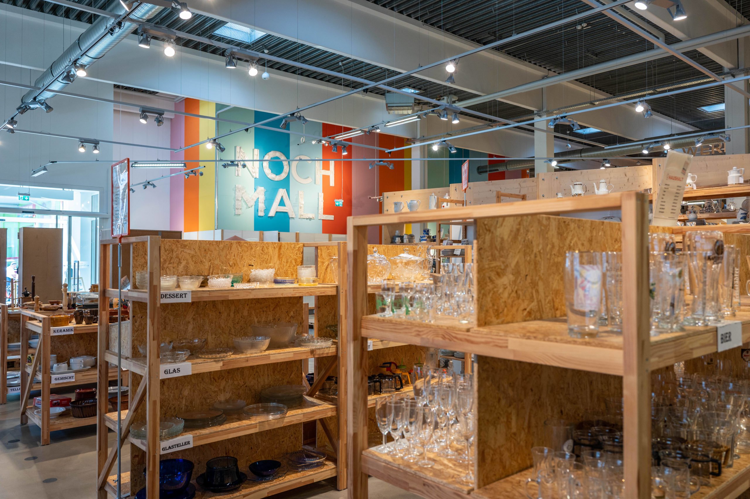 Sozialkaufhäuser in Berlin Auf 2.000 Quadratmetern bietet die BSR in ihrer NochMall gebrauchte Waren an.