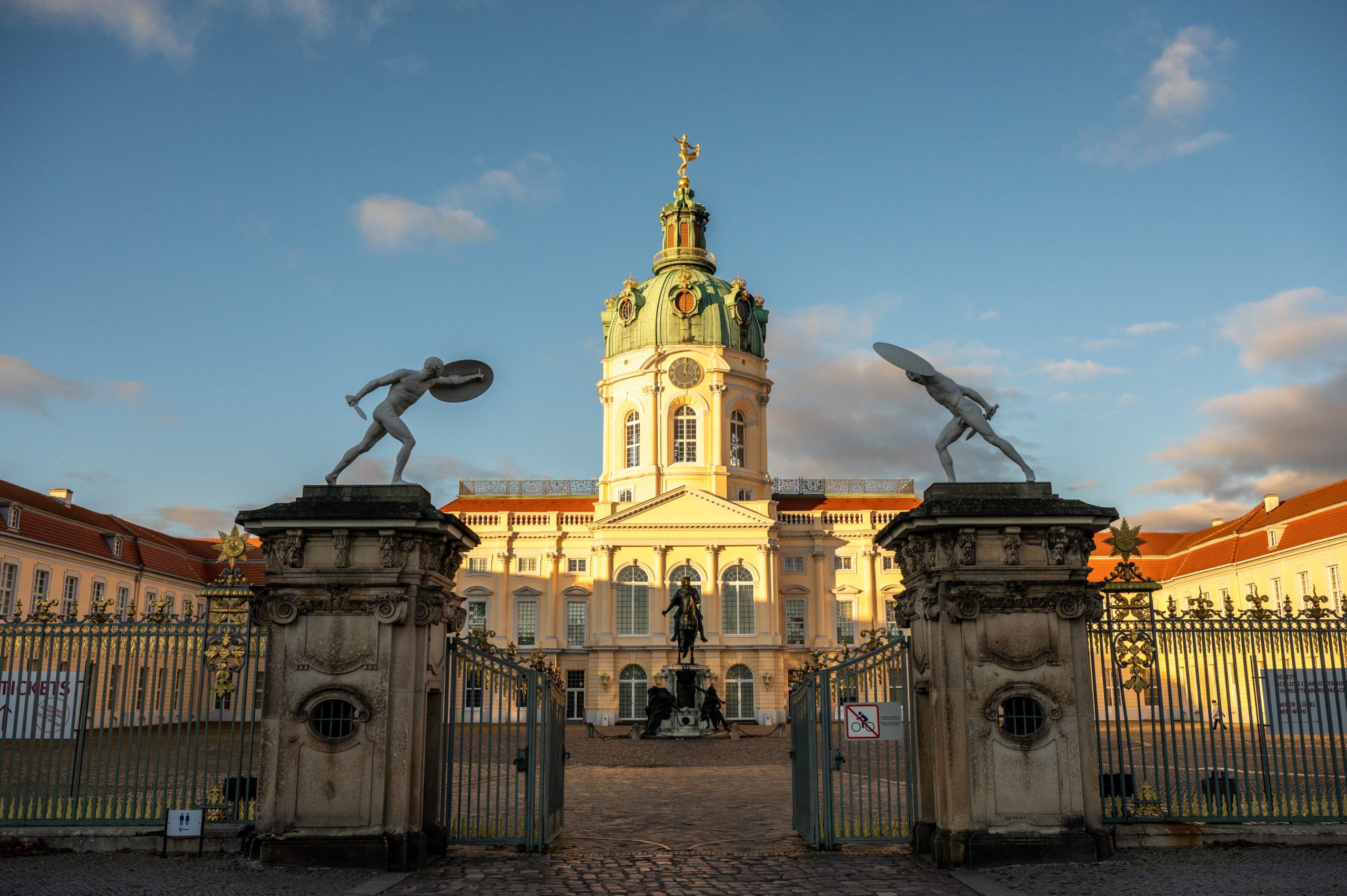 Schloss Charlottenburg Das prächtige Schloss Charlottenburg liegt ganz zentral in der Stadt – direkt am stark befahrenen Spandauer Damm.