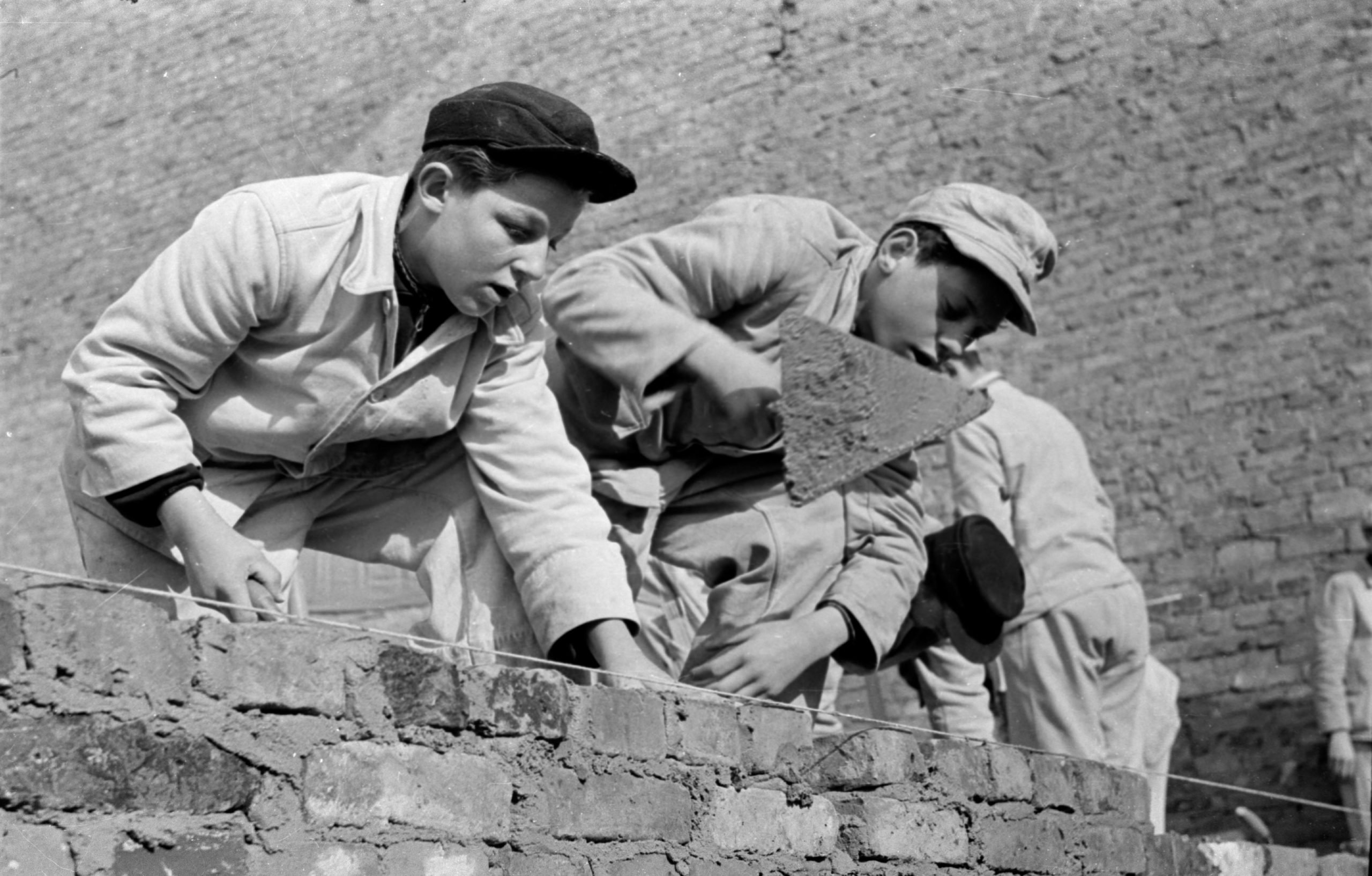 Junge Maurer bei Bau der Arbeiterpaläste in der Stalinallee, 1953. Foto: Imago/Frontalvision.com