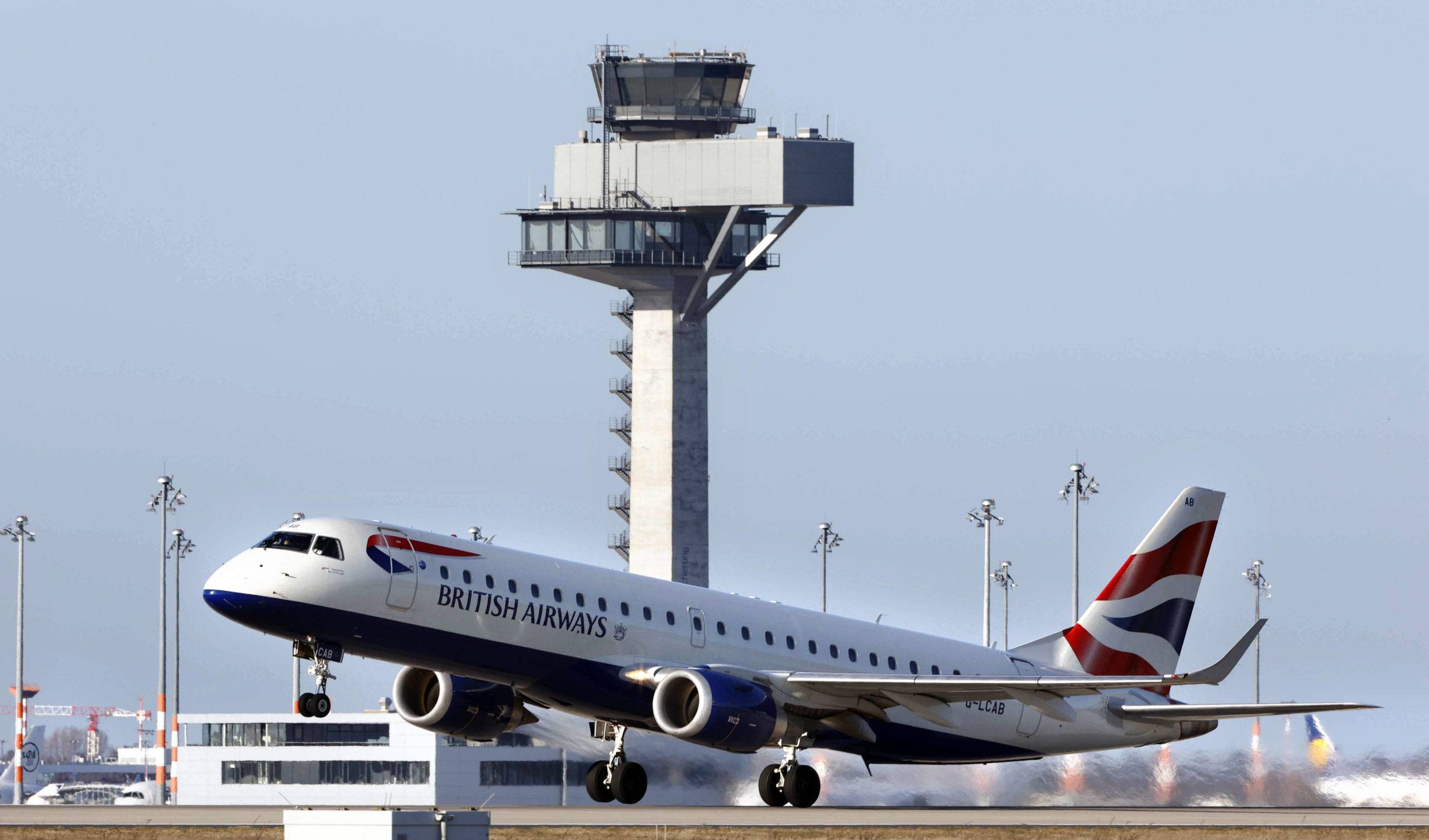 Eine Passagiermaschine der Airline British Airways startet vom BER.