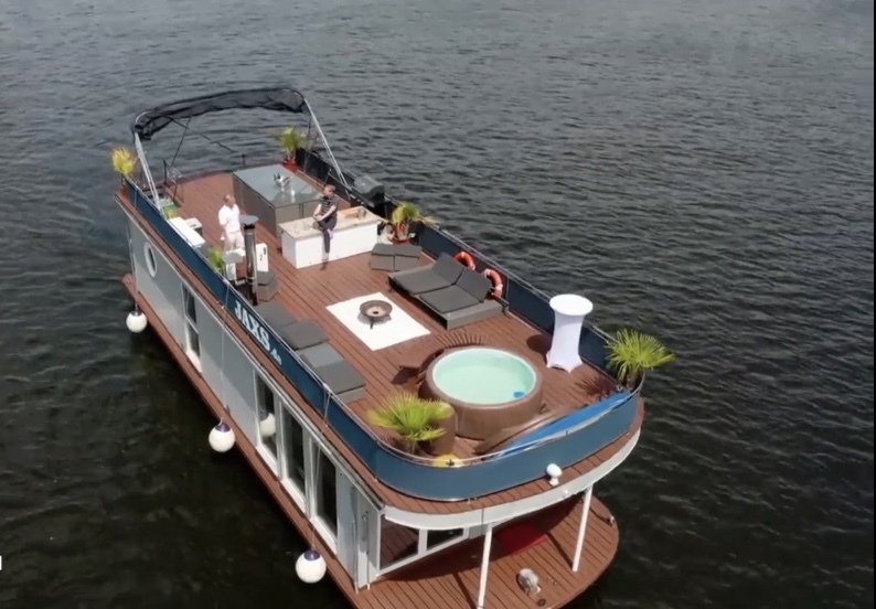 Auf diesem Luxus-Hausboot in Berlin könnt ihr es euch gutgehen lassen. Foto: Hausboot Deluxe