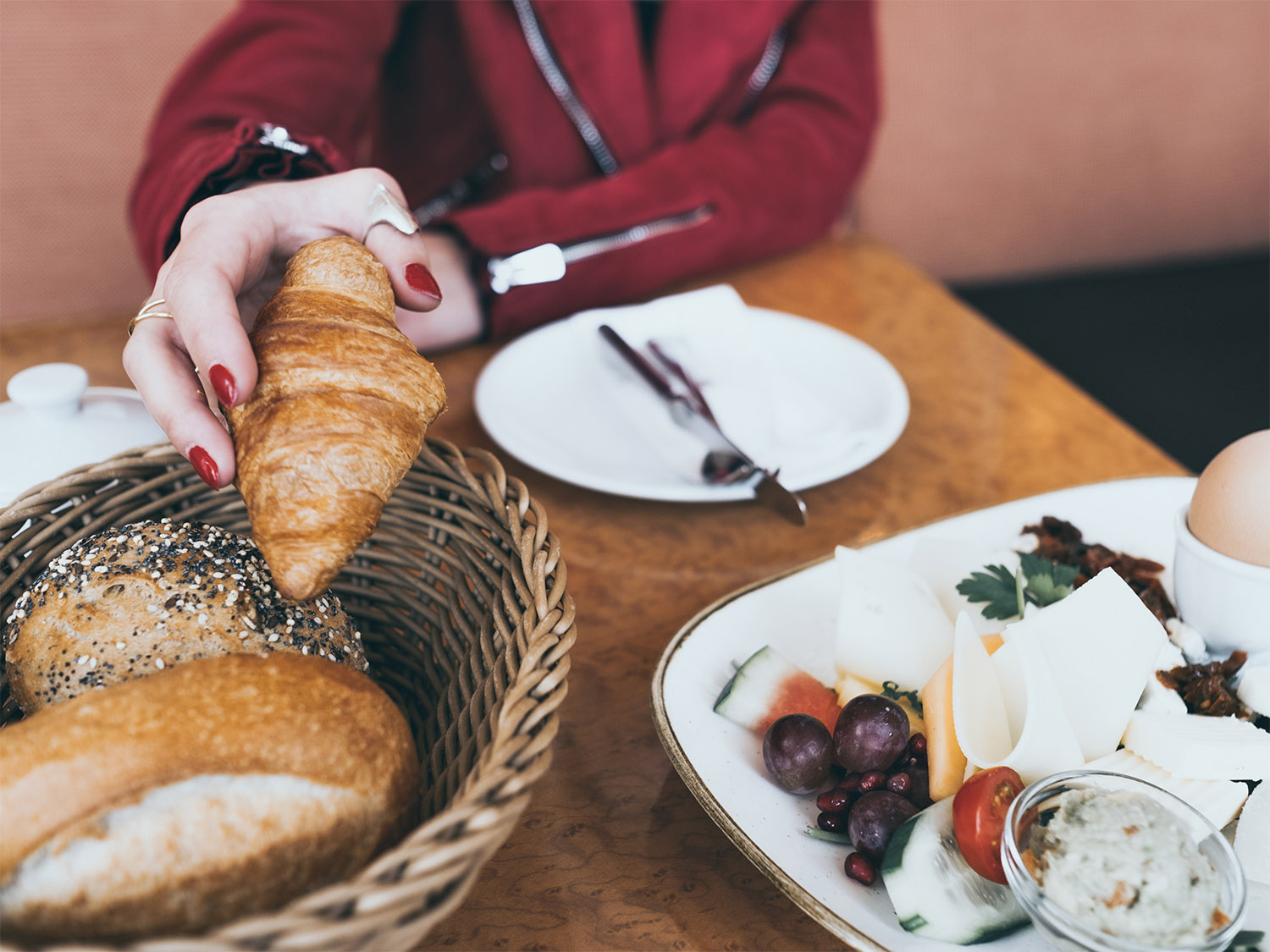 Frühstücken in Steglitz-Zehendorf Porchiertes Ei oder Obstsalat zum Frühstück? Oder gleich ein saftiges Stück Torte? Das Wiener Conditorei Caffeehaus ist eine gute Aresse zum Aufwachen in Schmargendorf.