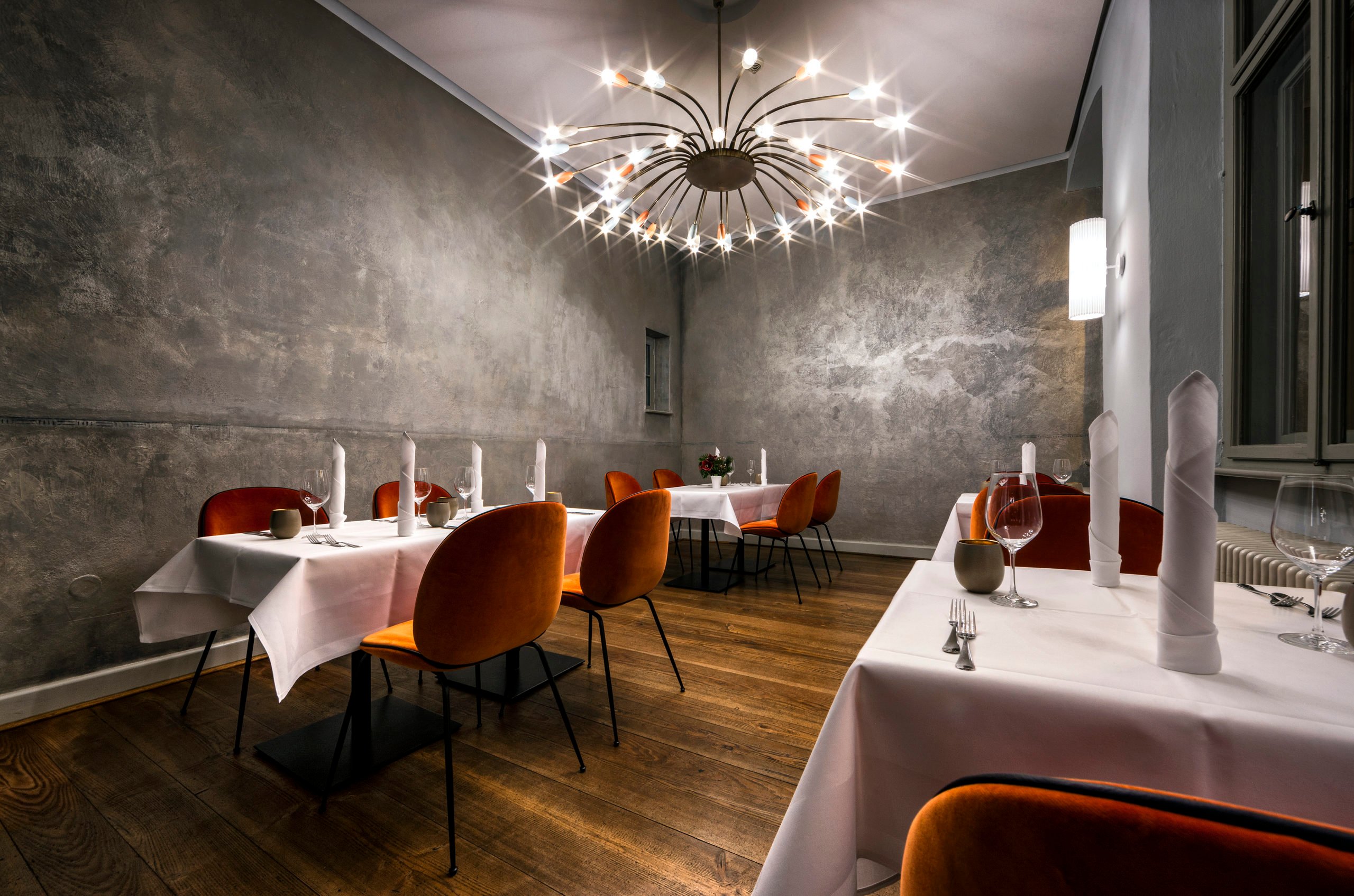 gute Restaurants in Brandenburg Das Restaurant Kochzimmer hat seit 2019 einen Michelin-Stern – und das schmeckt man. Trotz Fine-Dining-Charakter sind die Atmosphäe und das Team angenehm und locker.