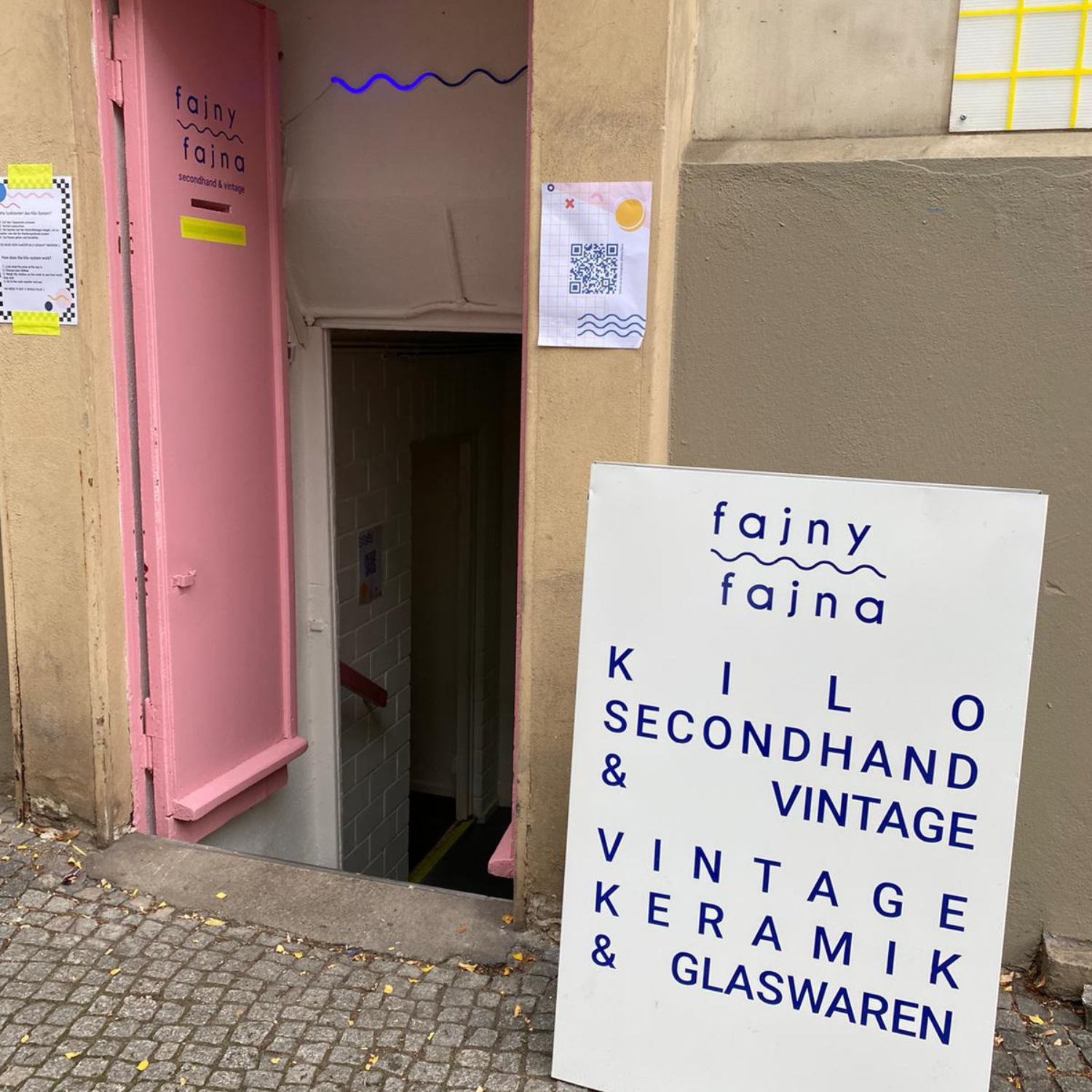Vintage-Kleidung kaufen in Berlin Neben PIcknweight ist Fajny Fajna der zweite Vintage-Kleiderladen im Bergmannkiez, den wir euch wärmstens empfehlen wollen.