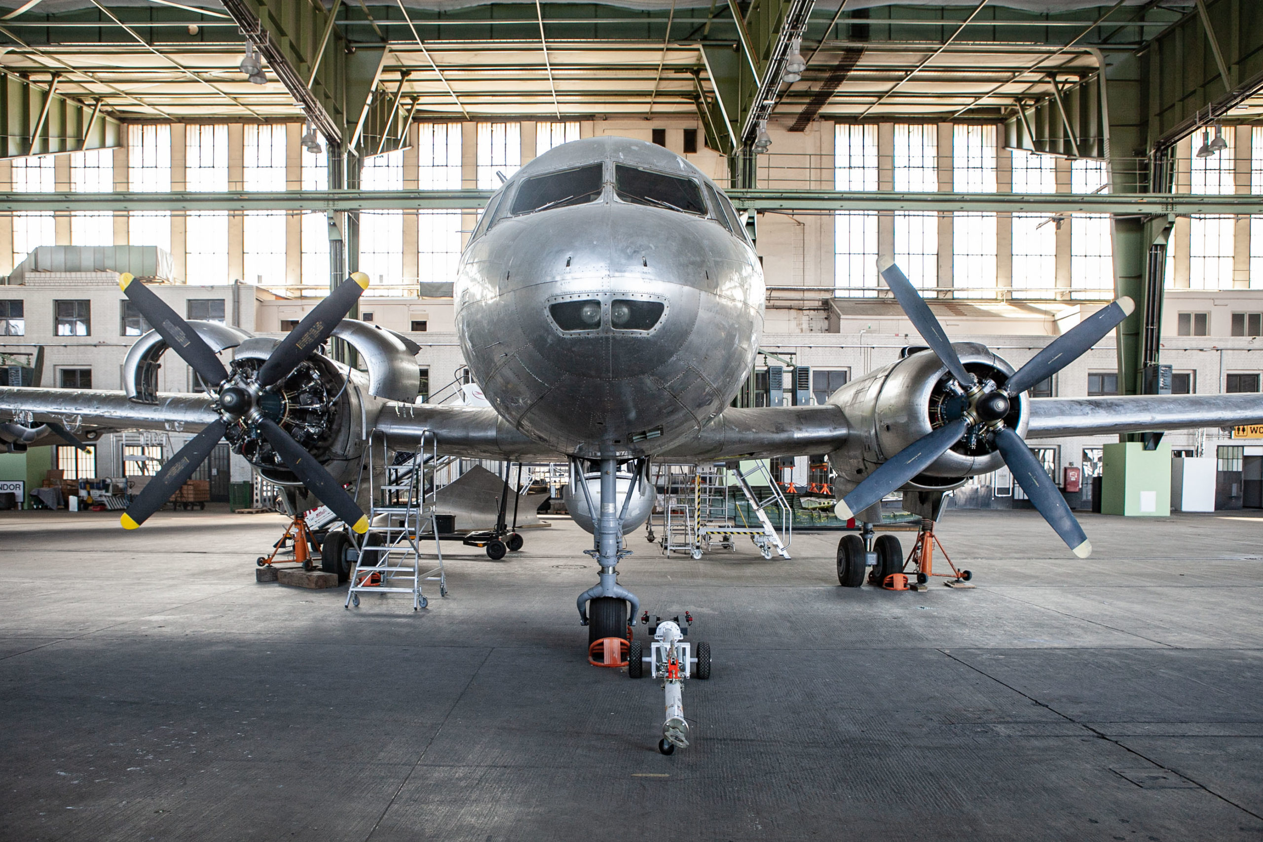 Zwei historische Flugzeuge des Deutschen Technikmuseums sind ebenfalls ausgestellt. Foto: Verena Eidel