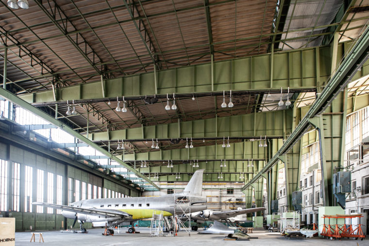 Hier im Hangar 7 auf dem ehemaligen Flughafen Tempelhof findet ab dem 7. Juli das Pop-Up-Kino statt. Foto: Verena Eidel