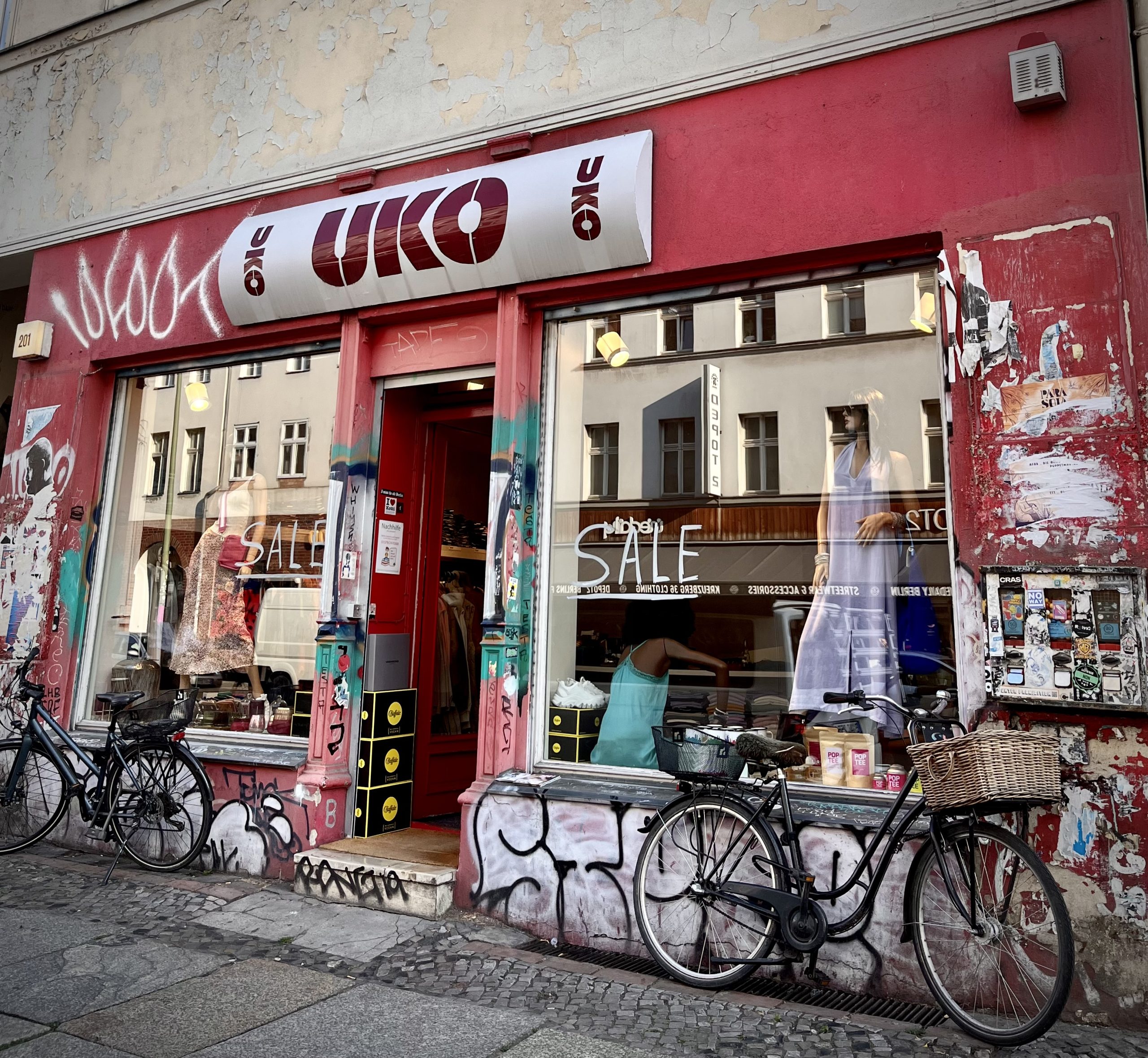 Vintage-Kleidung kaufen in Berlin Der Vintage-Kleiderladen Uko ist von außen unscheinbar – bietet aber ein breites, spannendes Sortiment.