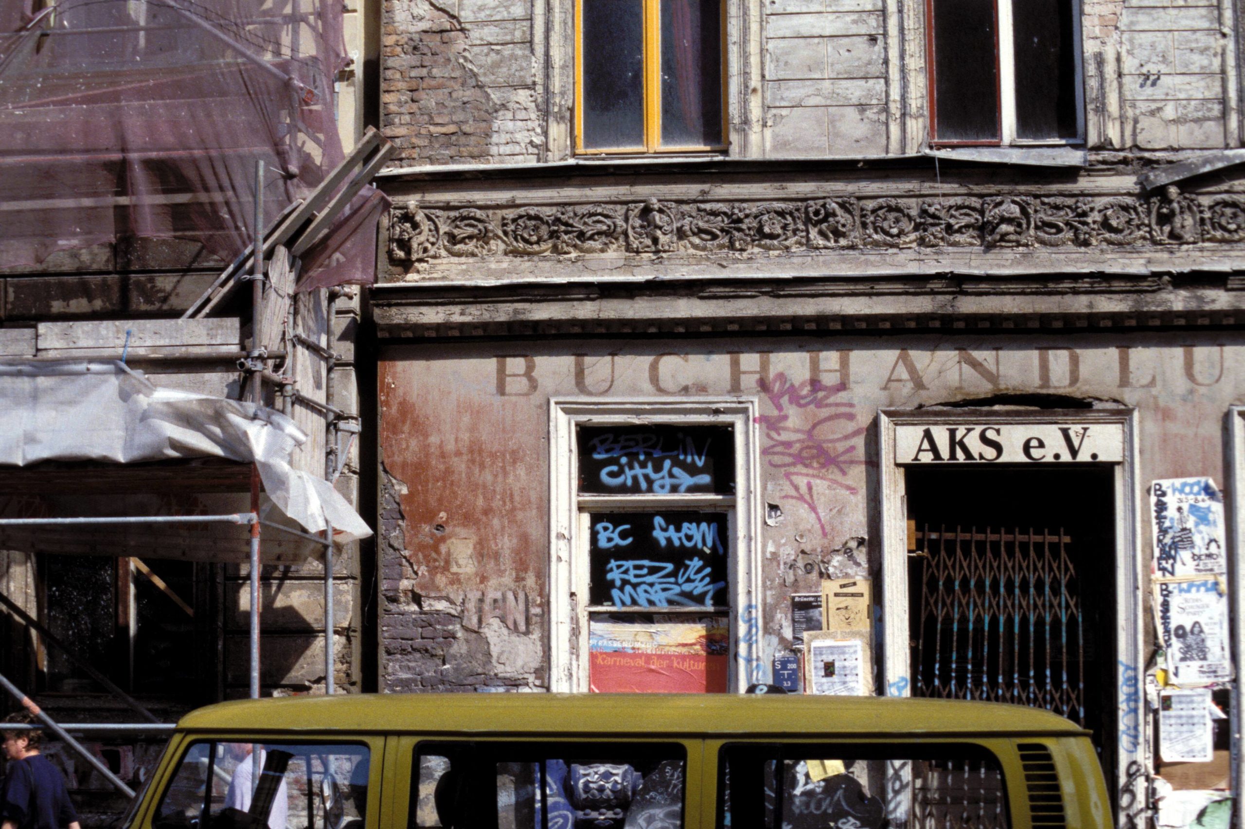 Berlin vor der Sanierung: Alte Buchhandlung in der Auguststraße in Mitte, 1997.  Foto: Imago/Rüttimann
