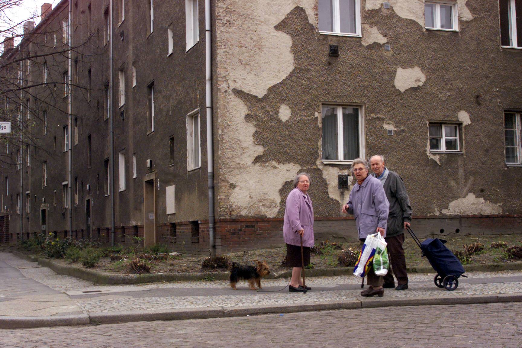 Rentner vor einem unsanierten Wohnhaus in Schöneweide, 2002. Foto: Imago/Götz Schleser