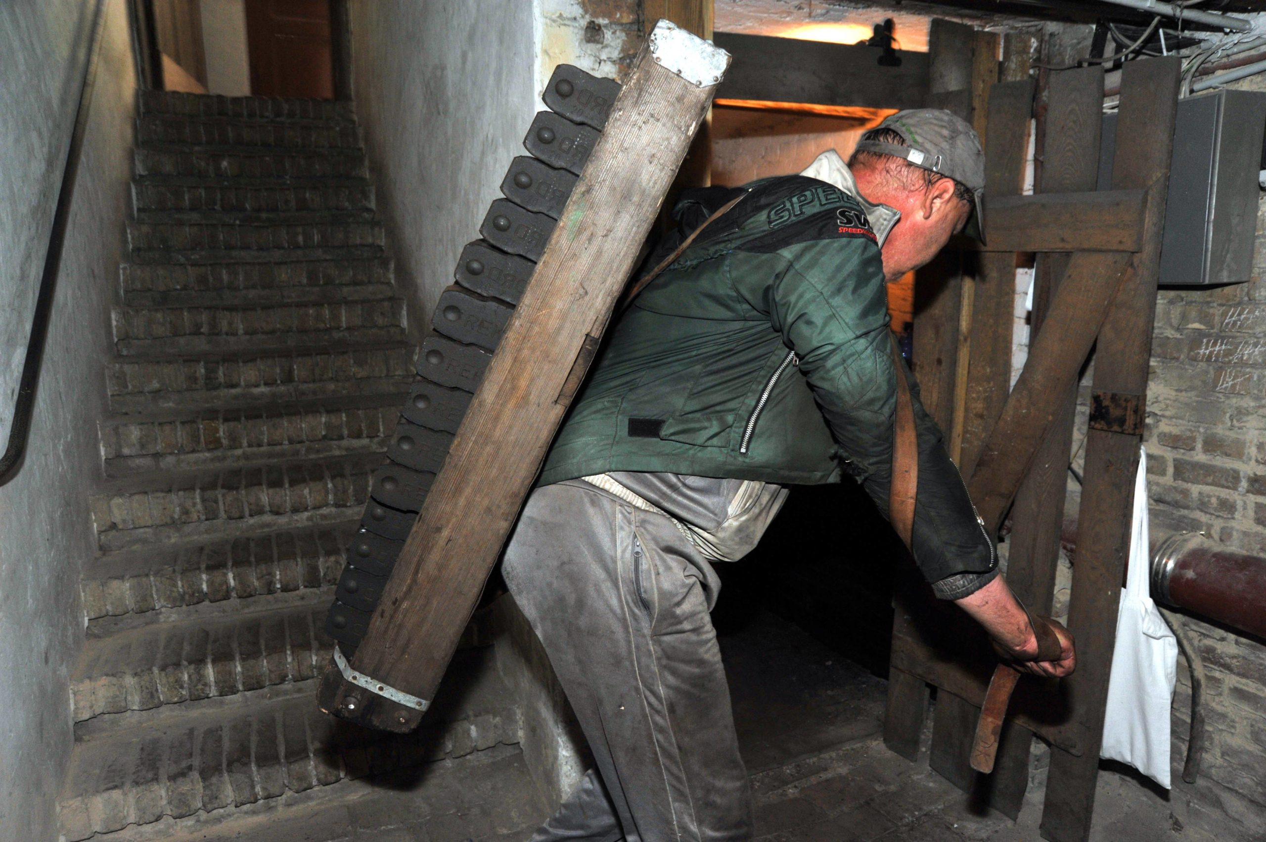 Ein Kohlenhändler liefert Briketts direkt in den Keller. Foto: Imago/Sabeth Stickforth