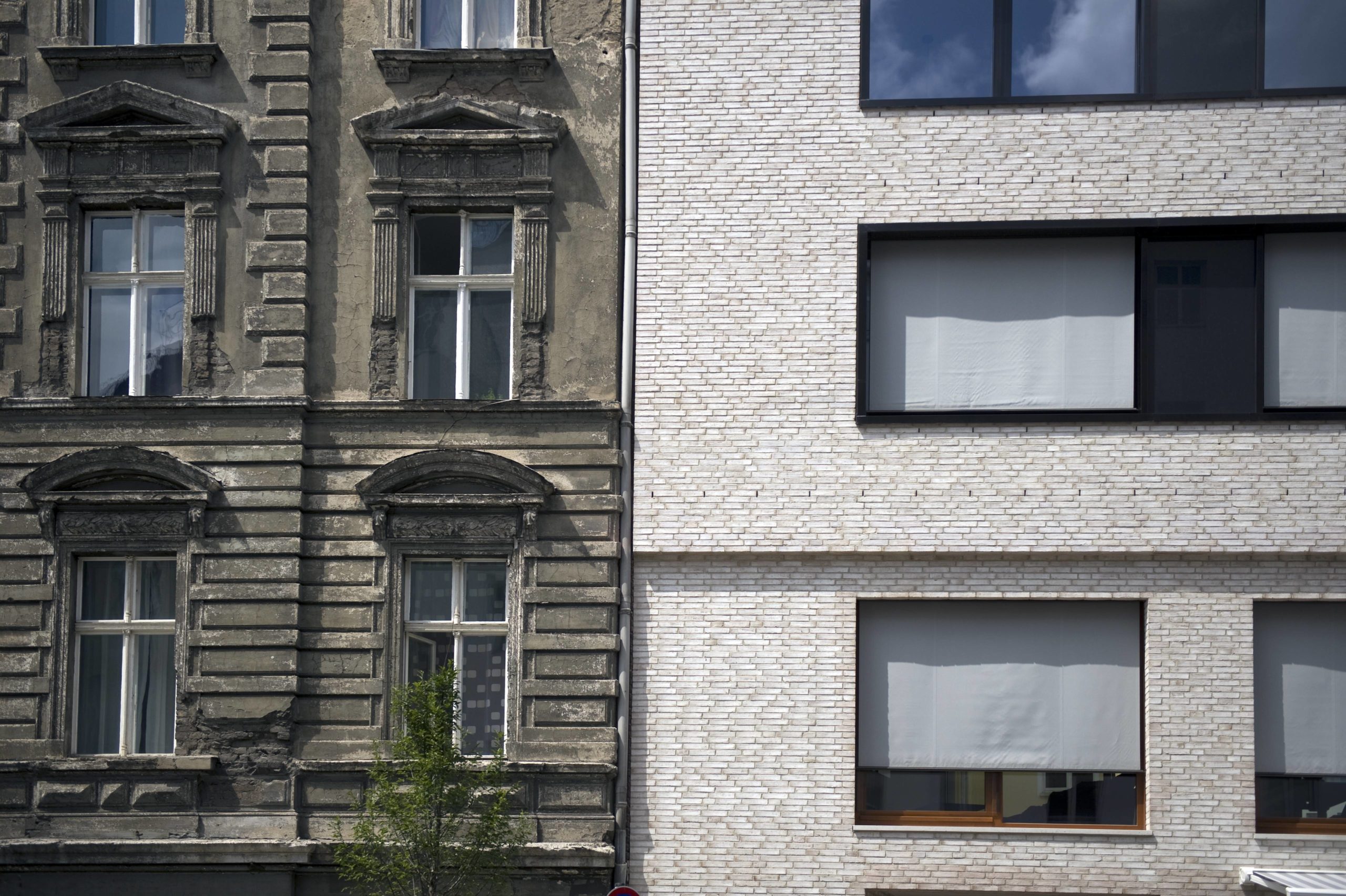 Berlin vor der Sanierung: Alter zerfallener Altbau neben Fassade vom Neuen Wohnprojekt Choriner Hoefe, 2012. Foto: Imago/IPON