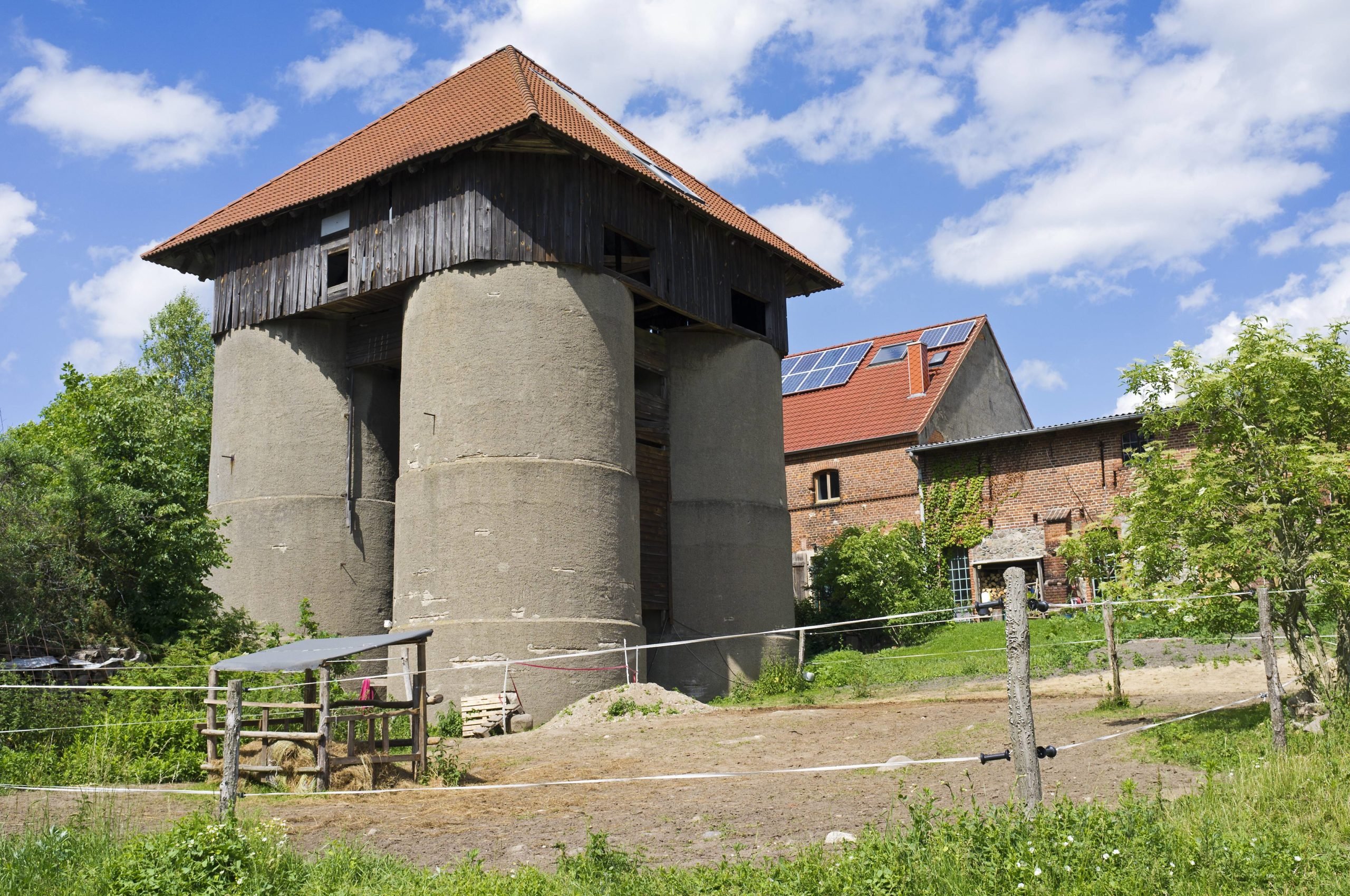Gewagte Betonkonstruktion – Alter Speicher in Leuenberg, Gemeinde Höhenland. Foto: Imago/Imagebroker