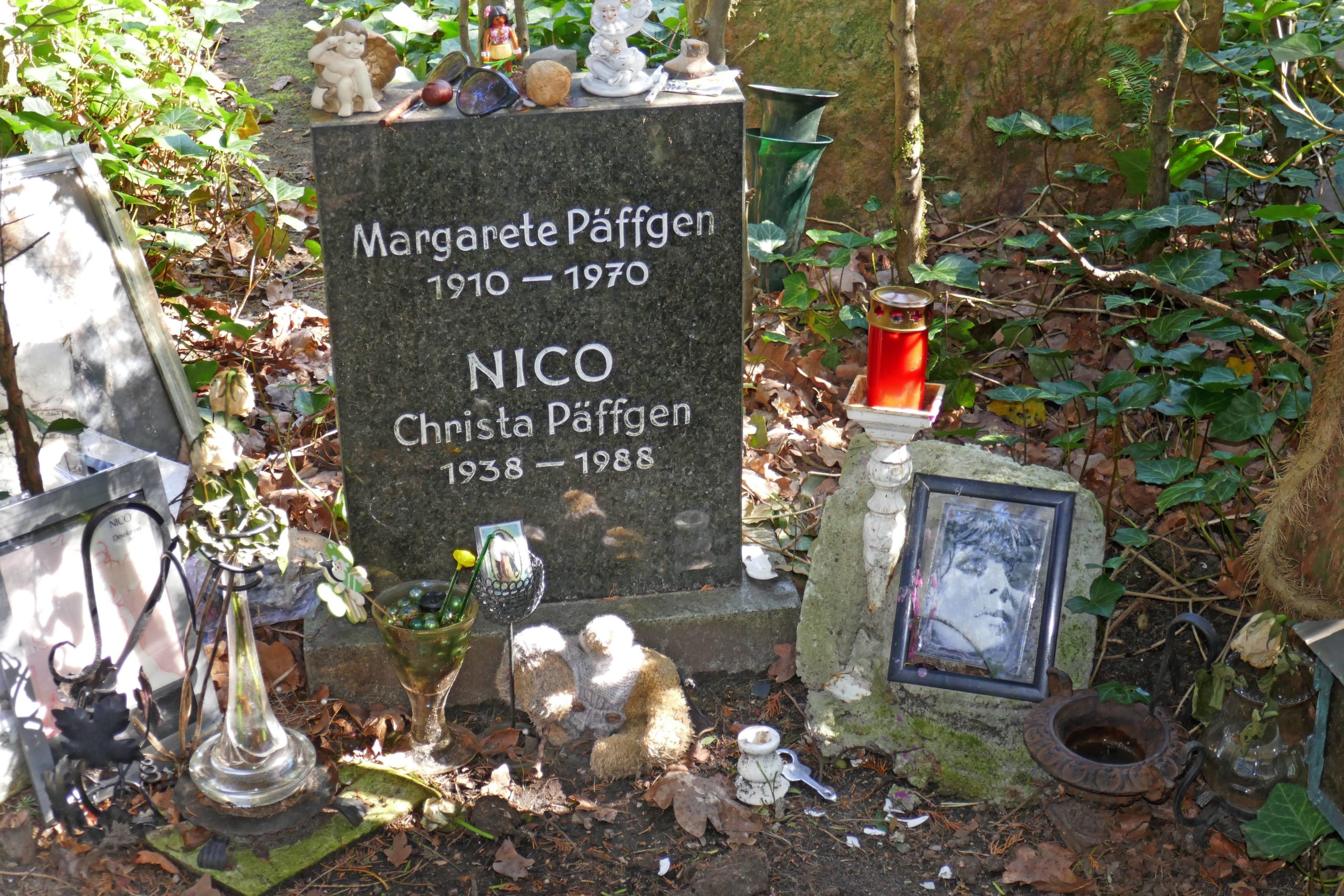 Man nennt ihn auch den Selbstmörder-Friedhof, auf dem die Sängerin Christa Päffgen, besser bekannt als Nico, beerdigt ist. Foto: Imago/Jürgen Ritter