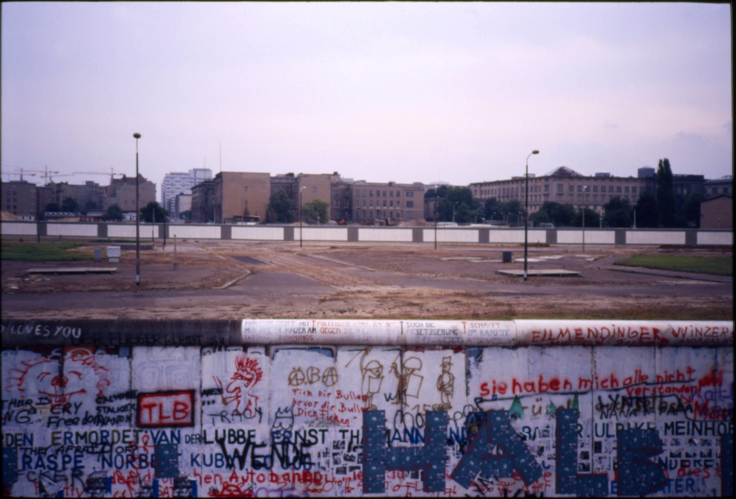 Buslinie 200 Blick auf den geteilten Potsdamer Platz ein Jahr vor dem Fall der Mauer (1988).