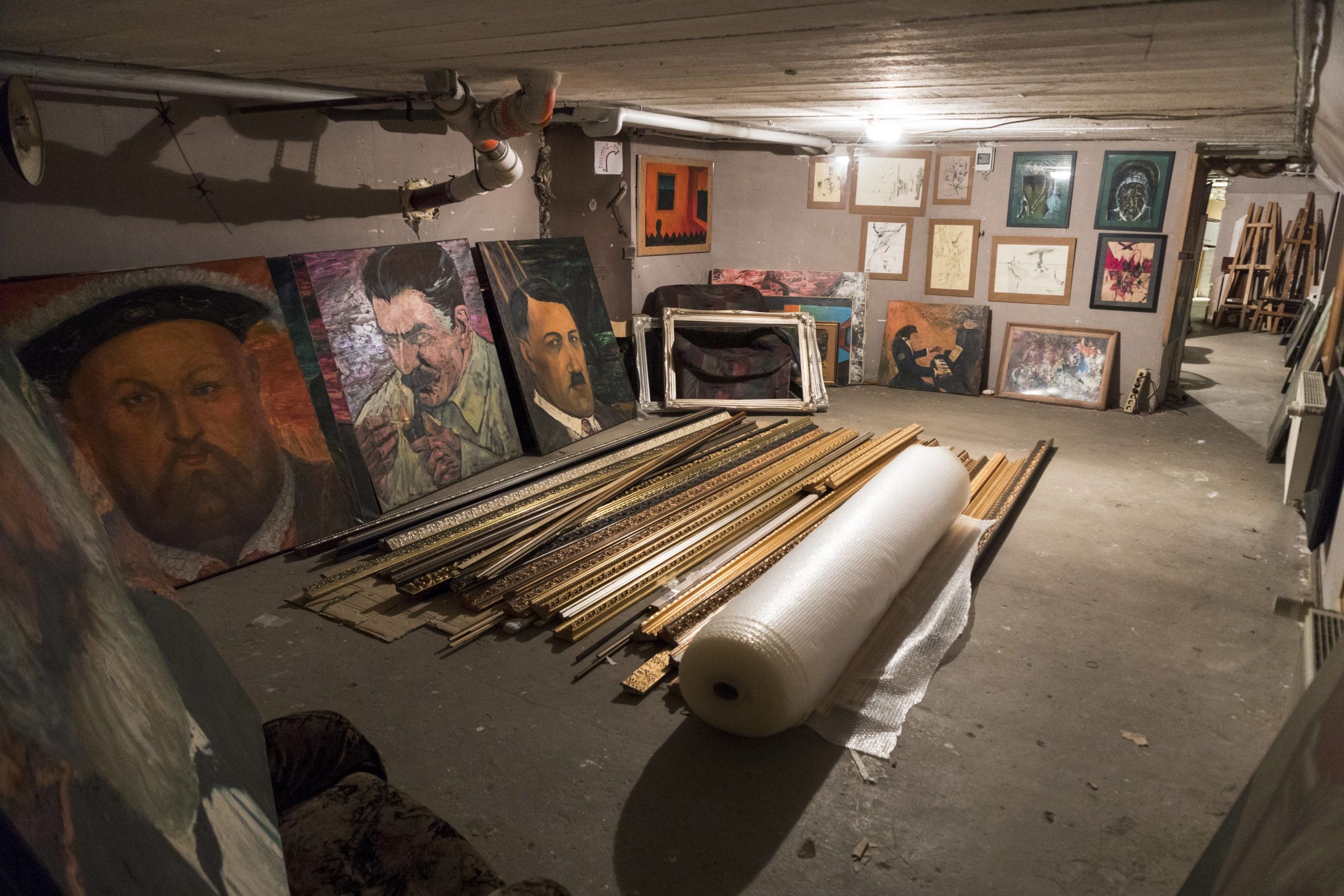 Gemälde und Kunstwerke im Keller des Kunstsalons Posin. Foto: Imago/Emmanuele Contini
