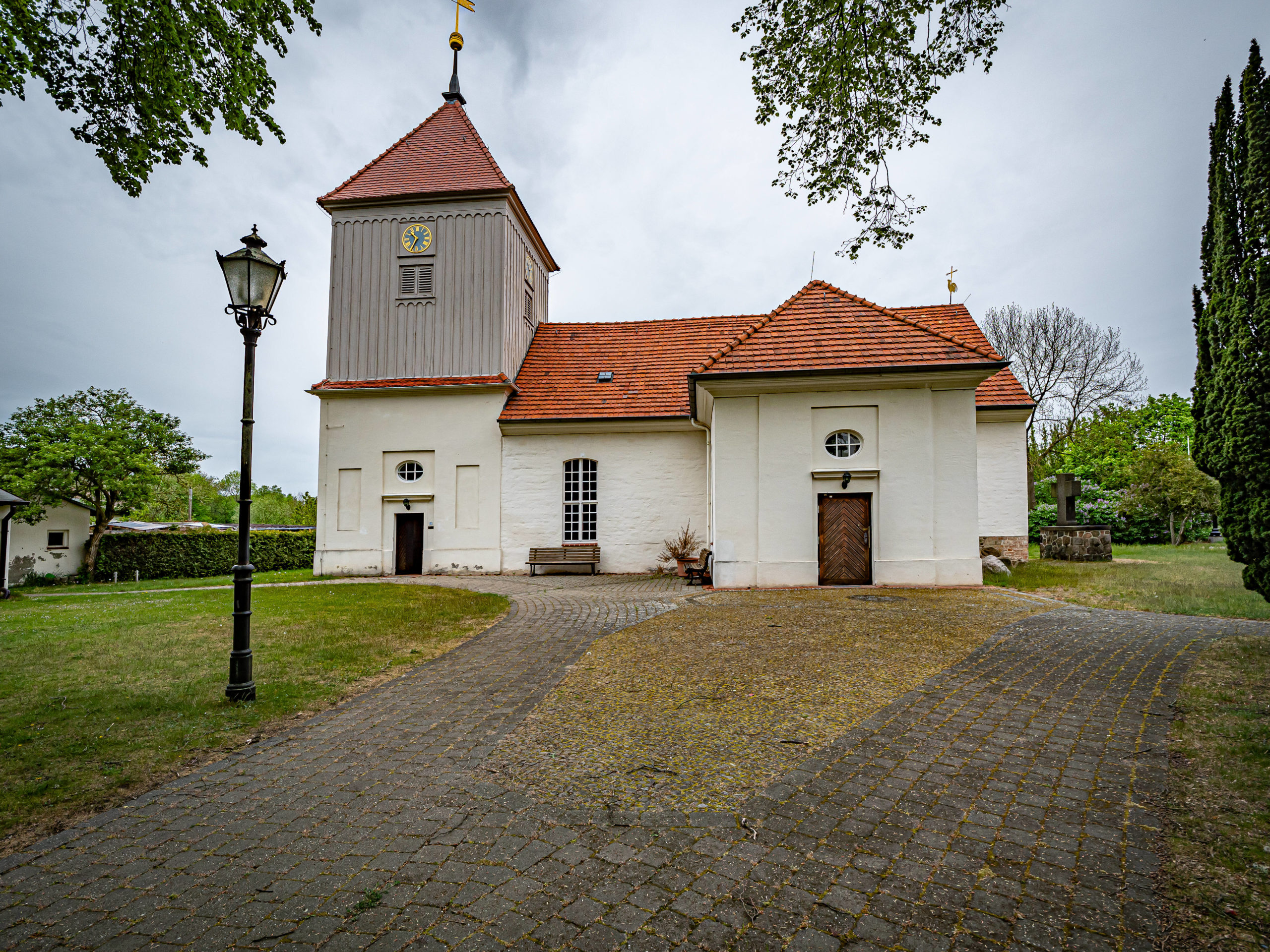 Abseits von Allem, im Spandauer Ortsteil Staaten findet sich die charmante Dorfkirche. Foto: Imago/Jürgen Ritter