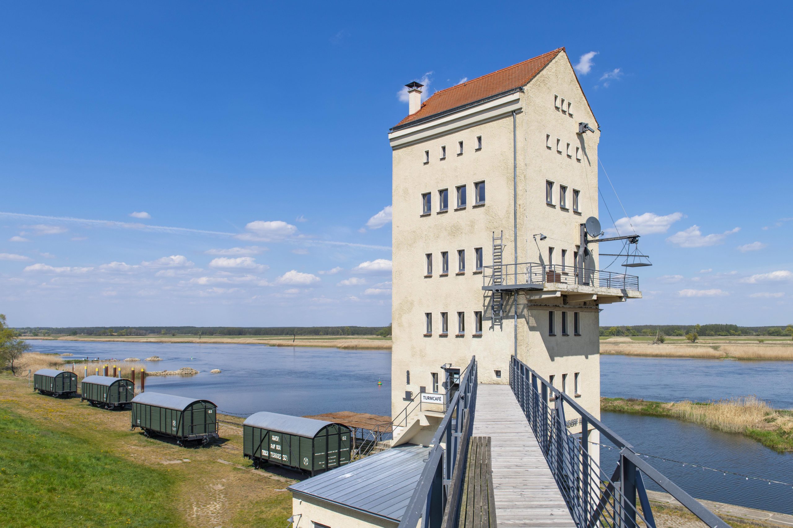 Café mit Aussicht: Der Verladeturm steht wie ein Leuchtturm vor dem Flussbett der Oder. Foto: Imago/imageBROKER/Oliver Gerhard