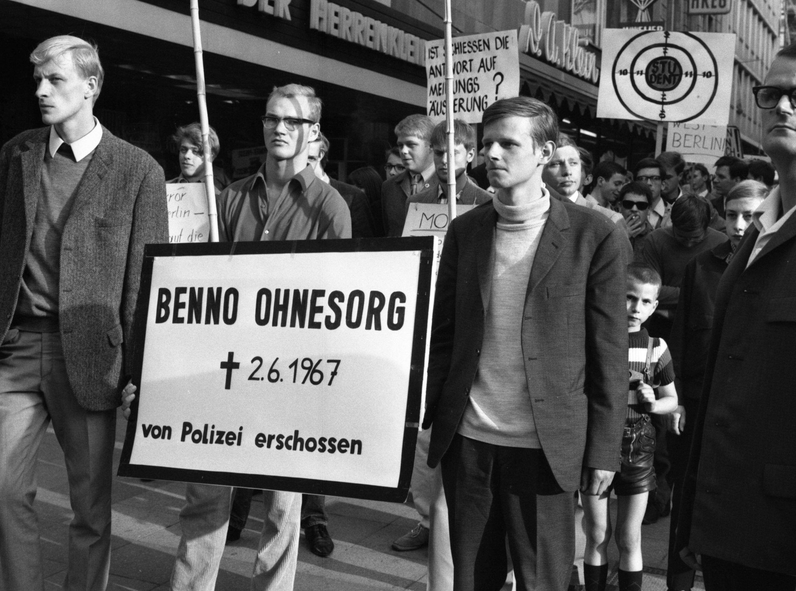 Trauer und Empörung nach Tod des Studenten Benno Ohnesorg durch Schüsse der Polizei bei einer Anti-Schah-Demo in West-Berlin am 2.6.1967. Foto: Imago/Klaus Rose 