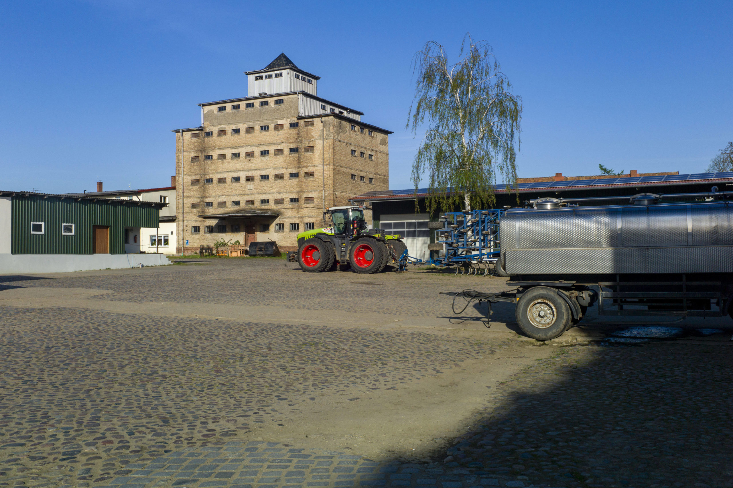 Im uckermärkischen Brüssow steht auf einem Wirtschaftshof noch ein alter Getreidespeicher. Foto: Imago/Christian Thiel