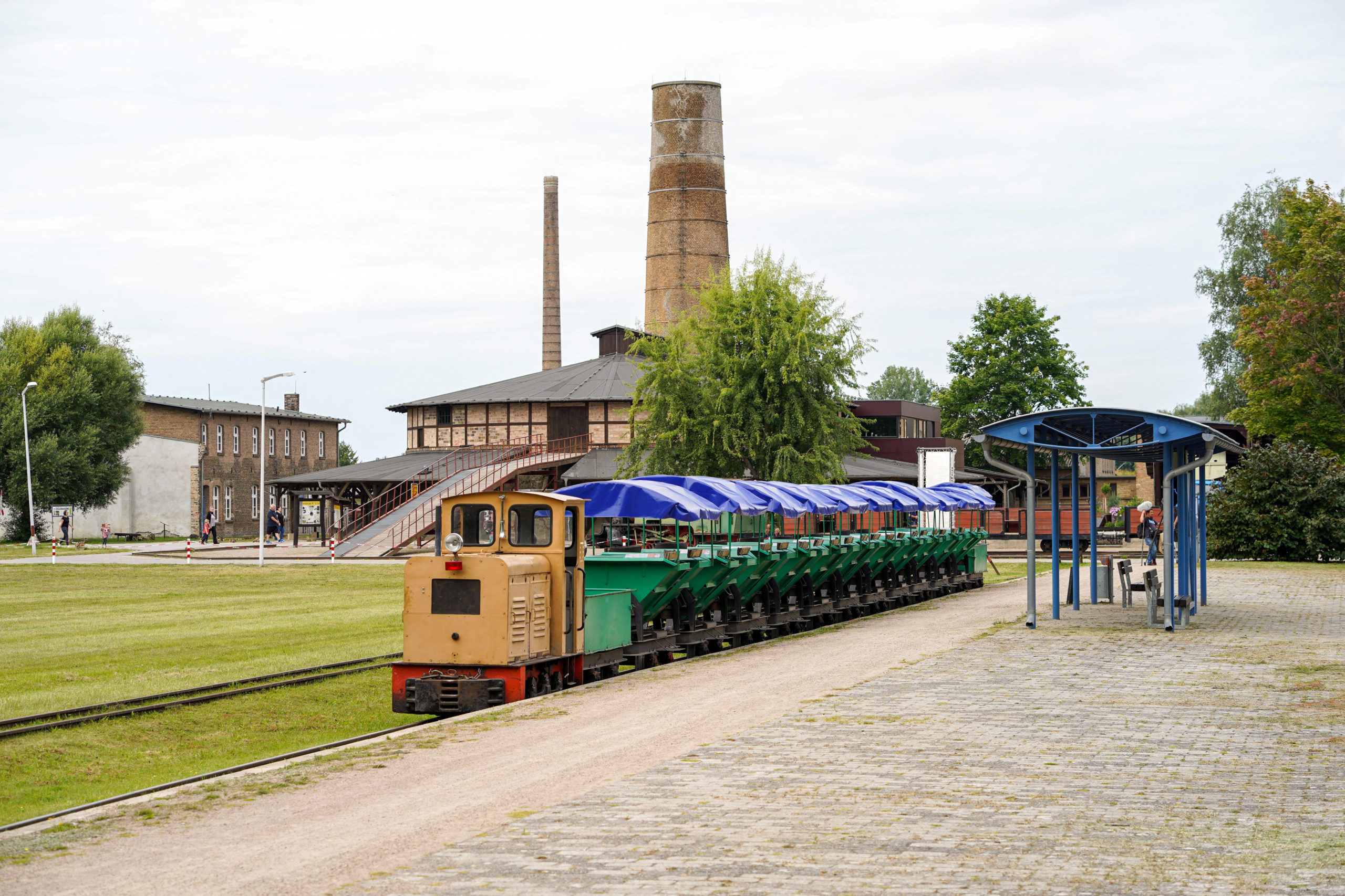 Industriegeschichte in Brandenburg Das Gelände der Ziegelei Mildenberg lässt sich am bequemsten mit der Ziegeleibahn erkunden.
