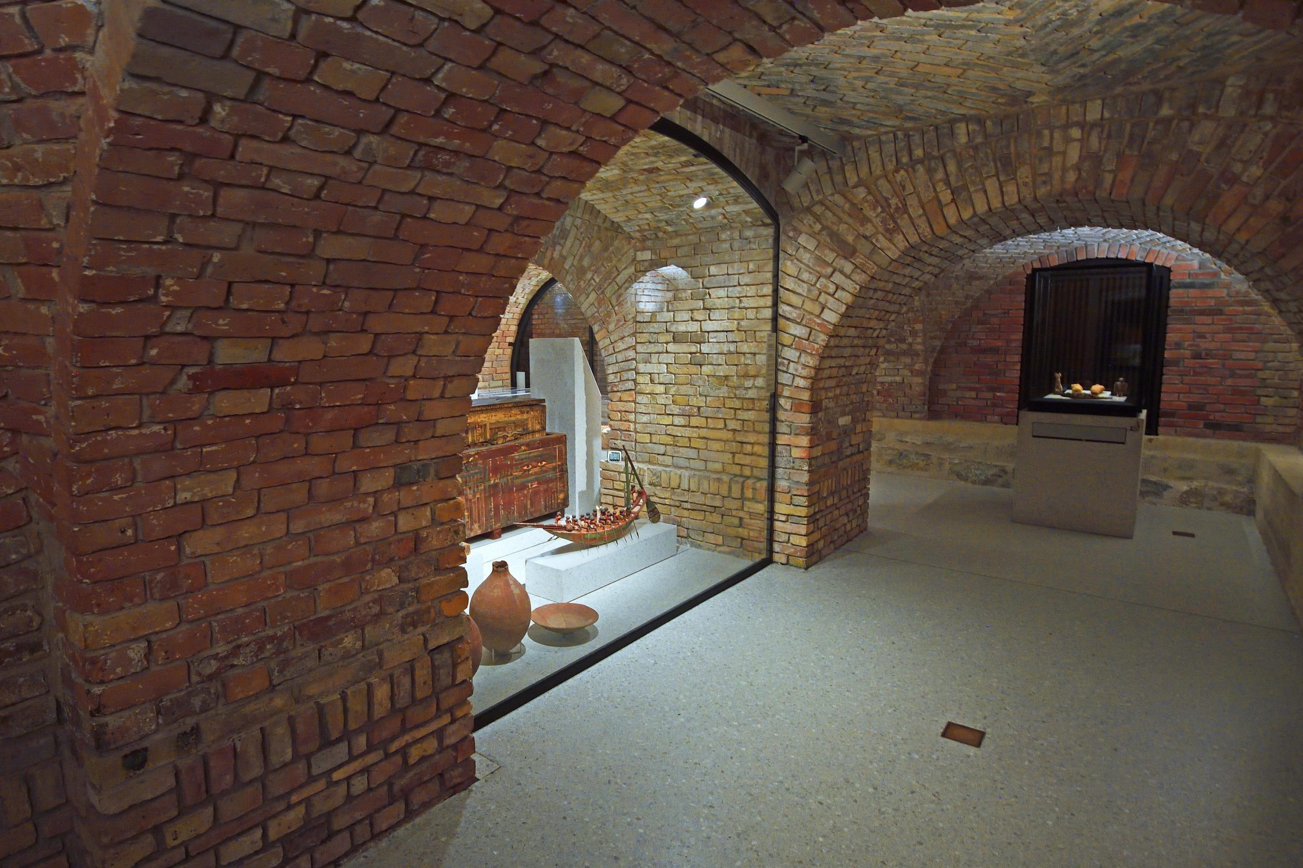 Ausstellungsräume in einem Kellergewölbe unter dem Ägyptischen Museum. Foto: Imago/Ingo Schulz/Imagebroker