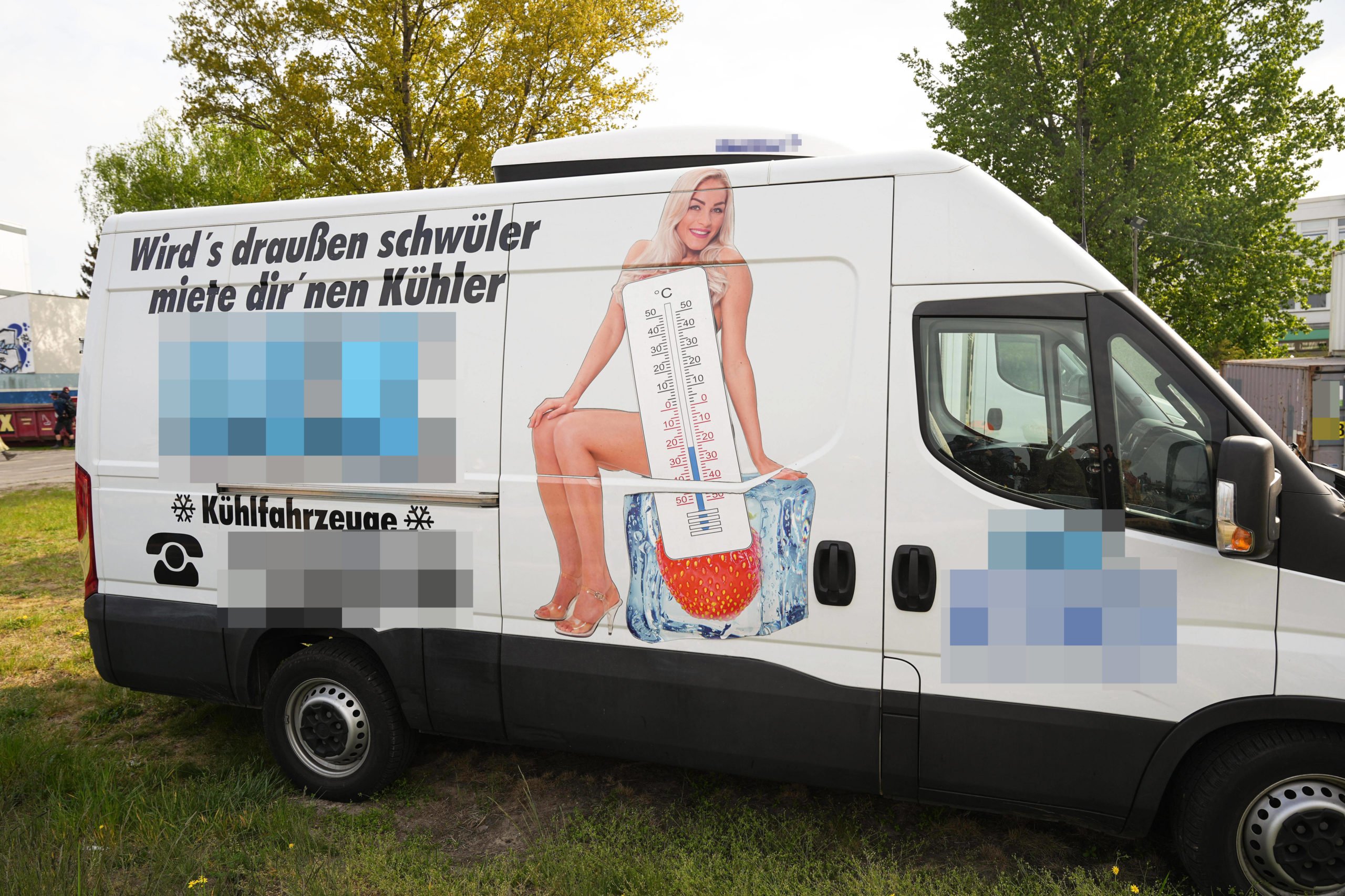 Sexismus in Berlin: Sexistische Werbung ist weniger geworden, taucht aber noch immer im Stadtbild auf. 