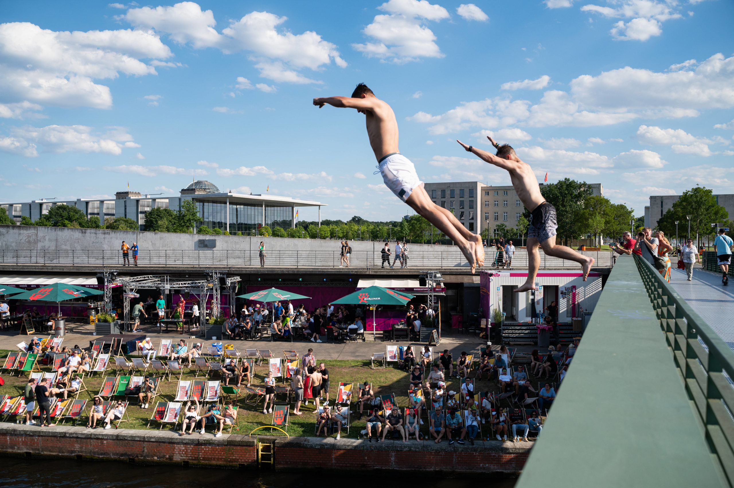 Hitzewelle in Berlin Das Schwimmen in der Spree ist vielerorts nicht verboten, gehört aber zu den Dingen, die man sich zweimal überlegen sollte.